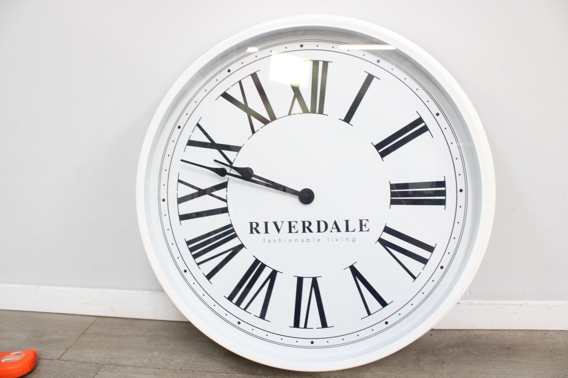 Riverdale wandklok met Romeinse cijfers' – foto 2 – kavel bij GSD Auctions, Zoeterwoude