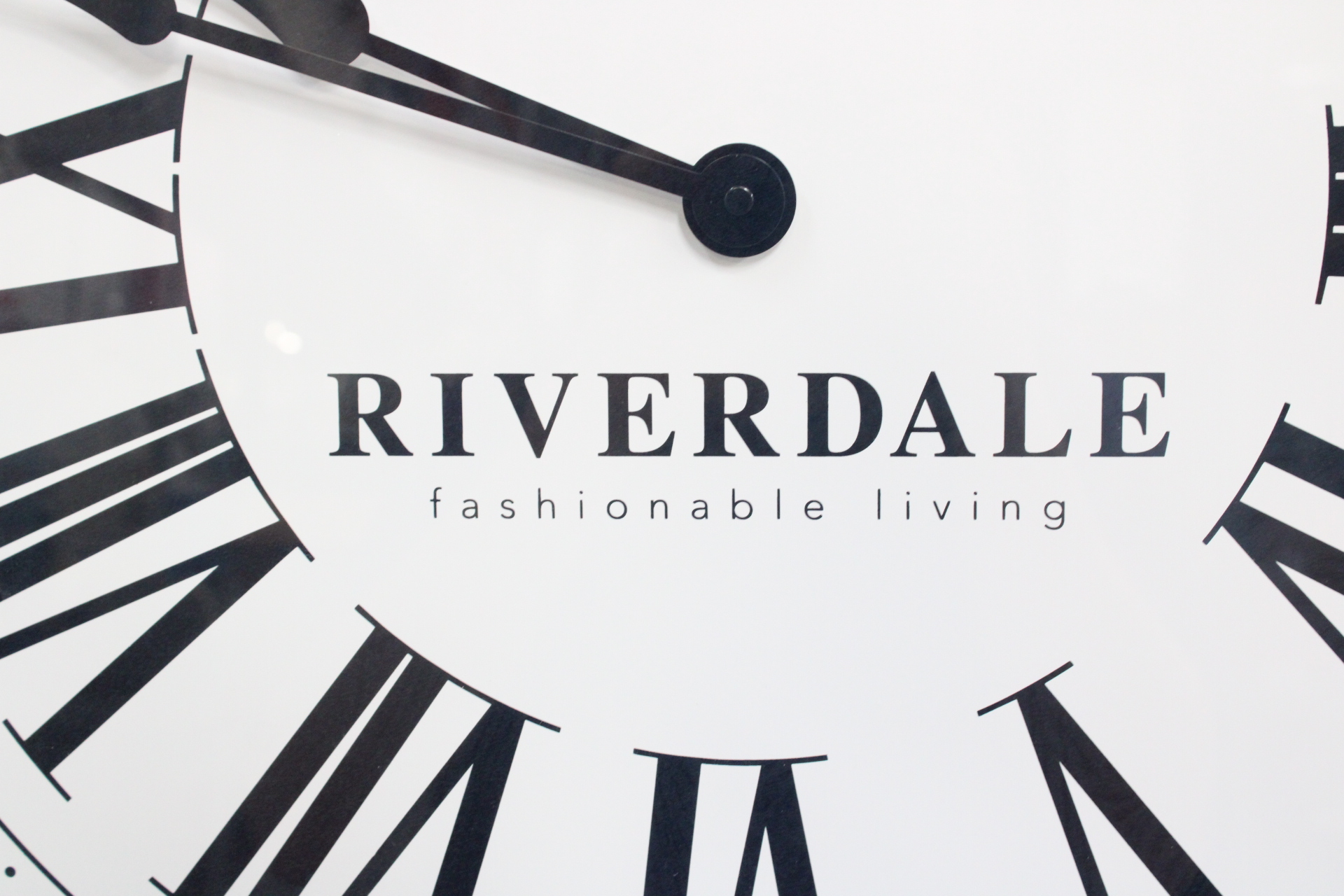 Riverdale wandklok met Romeinse cijfers' – foto 3 – kavel bij GSD Auctions, Zoeterwoude