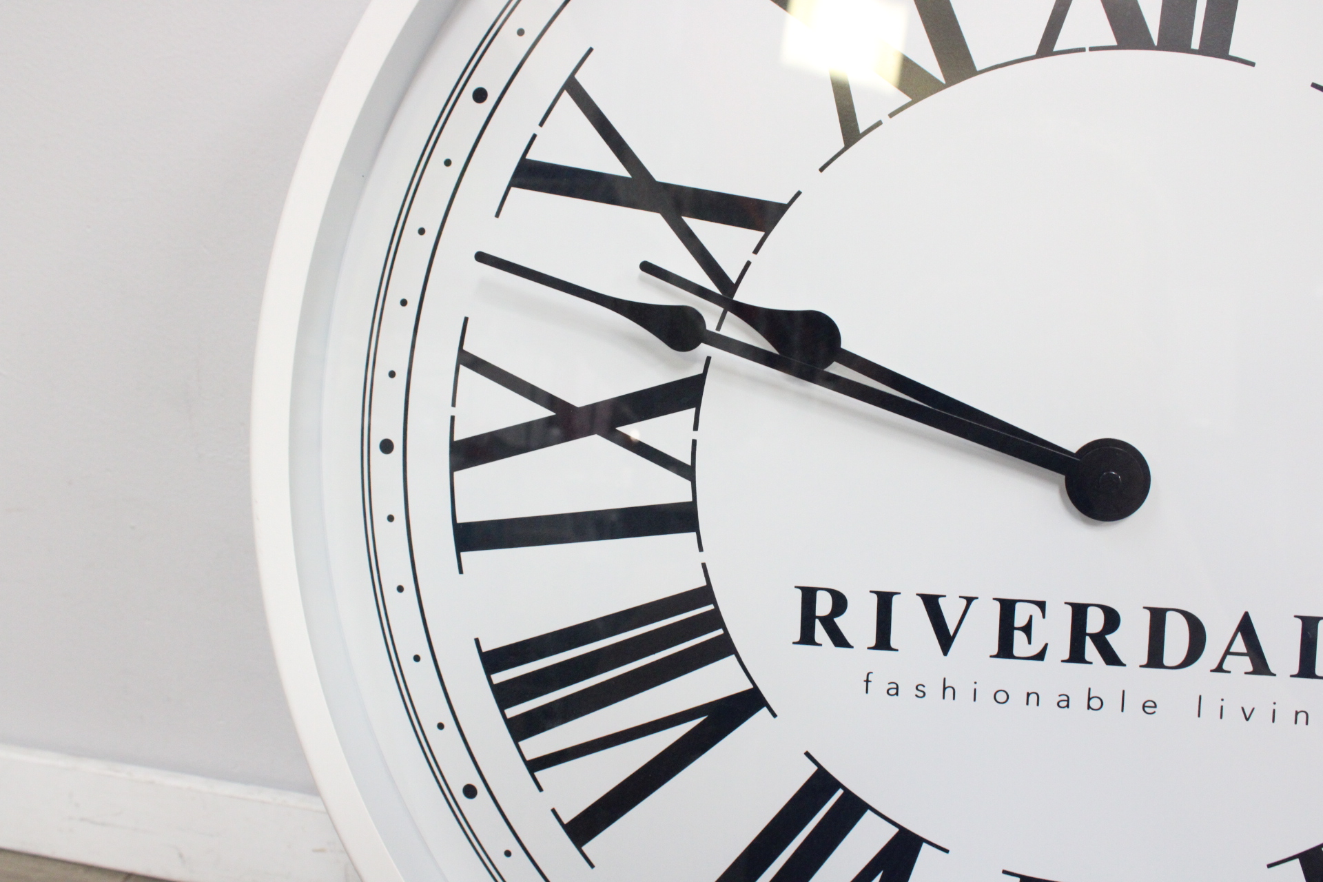 Riverdale wandklok met Romeinse cijfers' – foto 7 – kavel bij GSD Auctions, Zoeterwoude