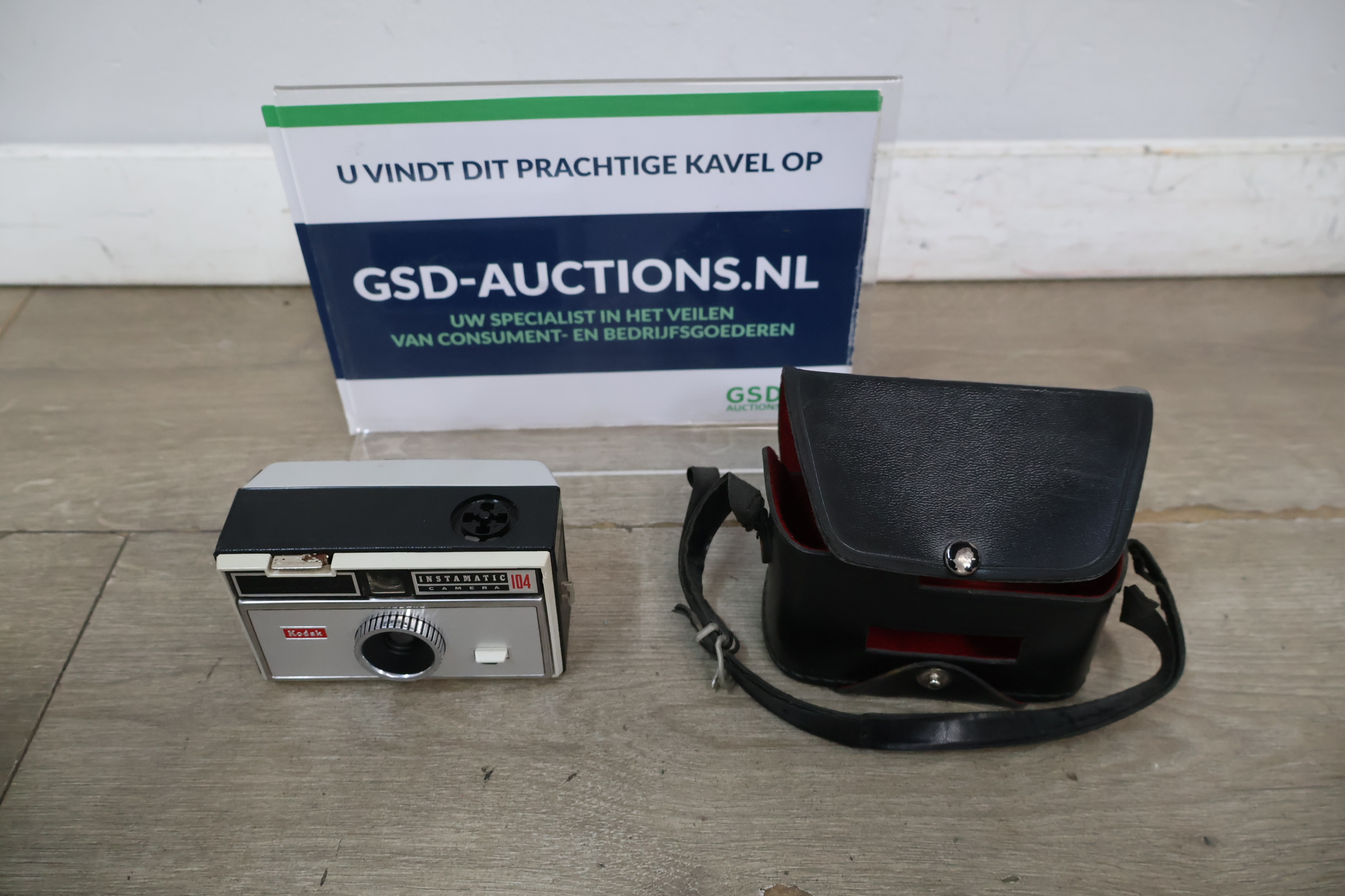 Kodak Instamatic 104 camera met leren draagtas' – foto 2 – kavel bij GSD Auctions, Zoeterwoude