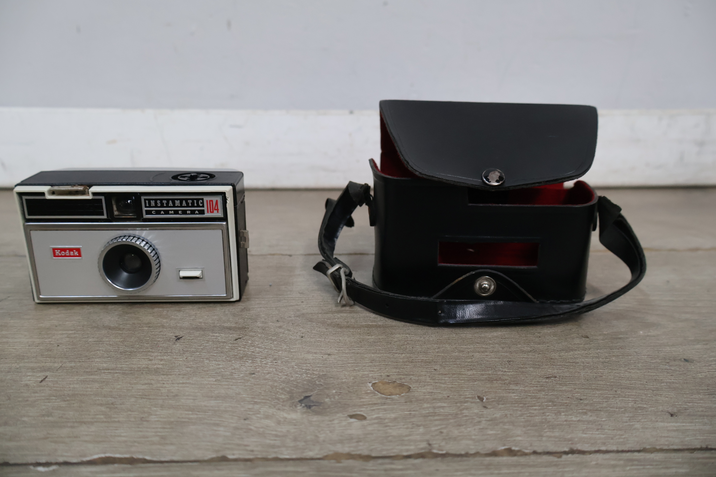 Kodak Instamatic 104 camera met leren draagtas' – foto 3 – kavel bij GSD Auctions, Zoeterwoude