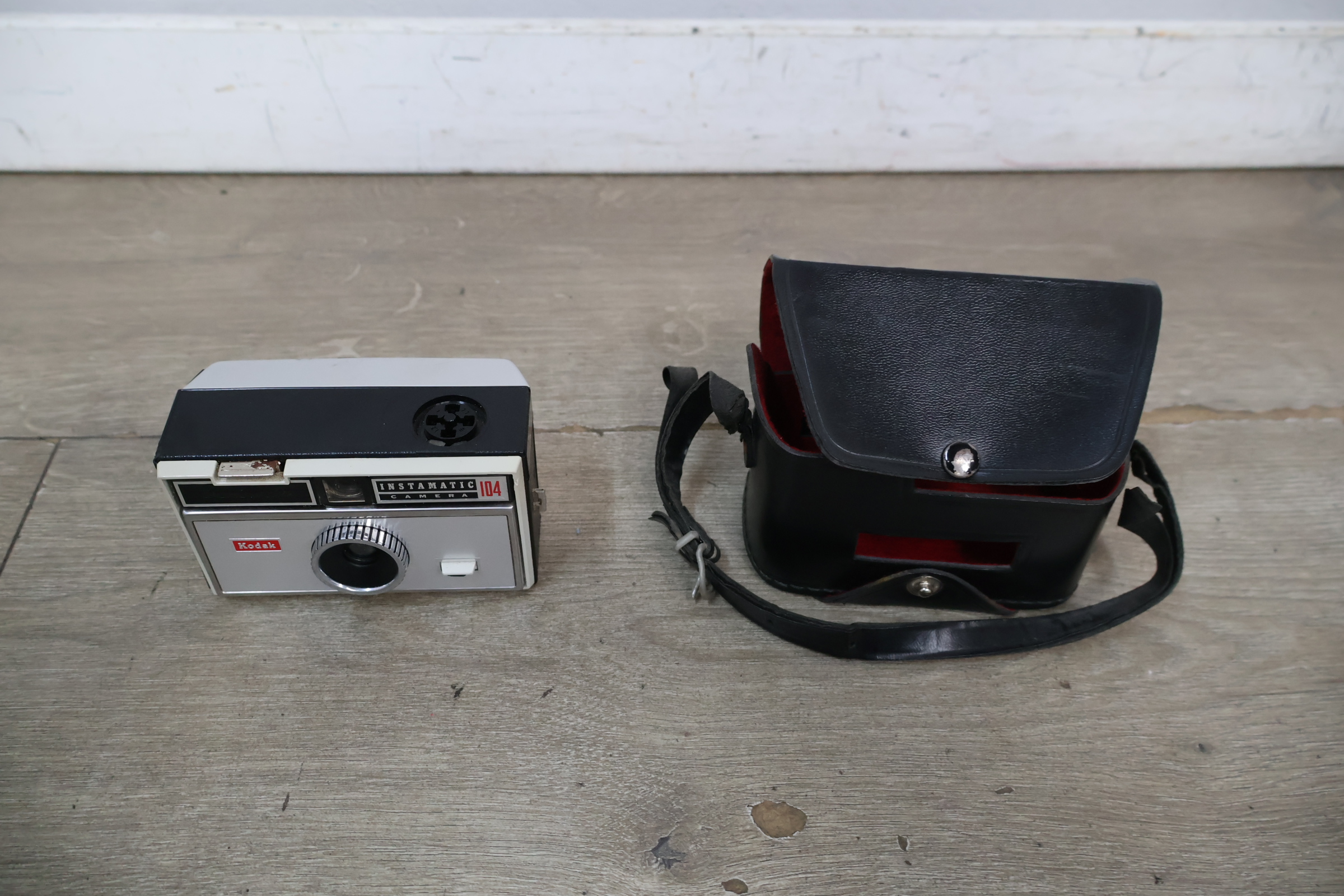 Kodak Instamatic 104 camera met leren draagtas' – foto 4 – kavel bij GSD Auctions, Zoeterwoude