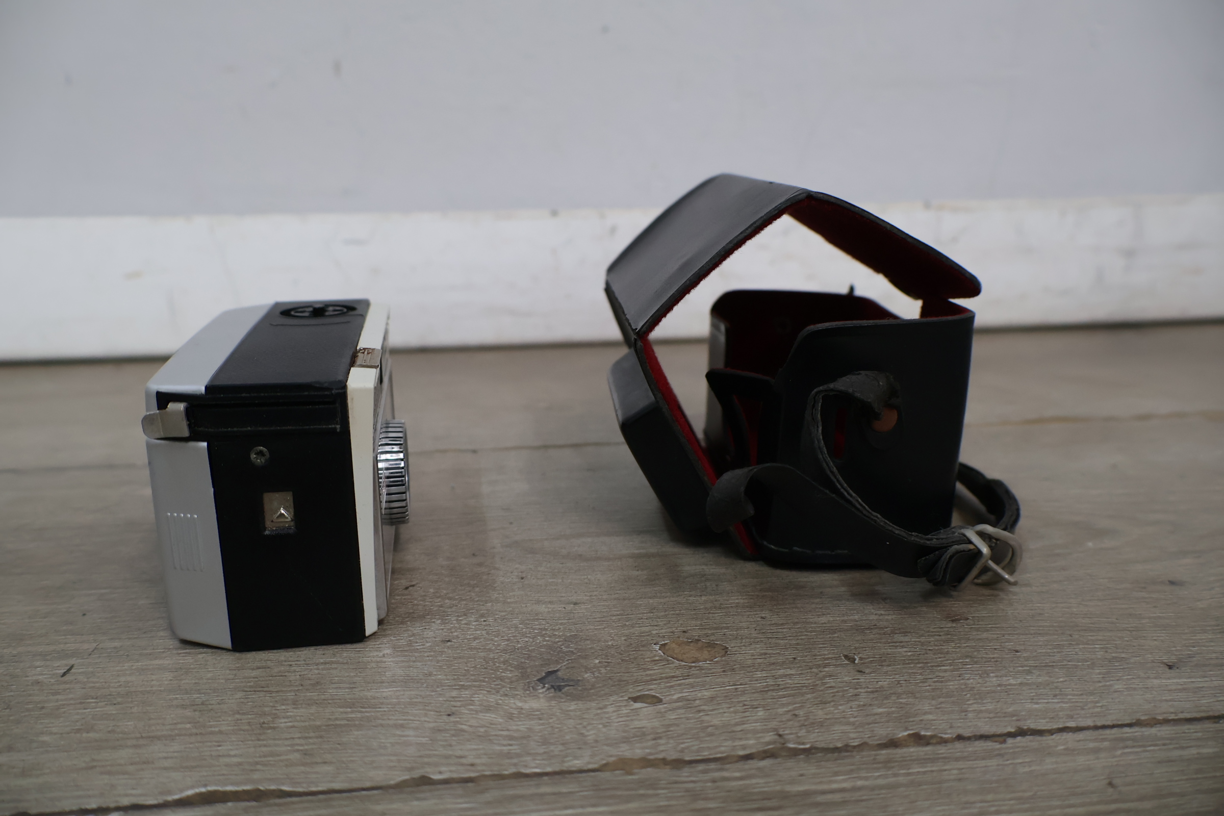 Kodak Instamatic 104 camera met leren draagtas' – foto 5 – kavel bij GSD Auctions, Zoeterwoude