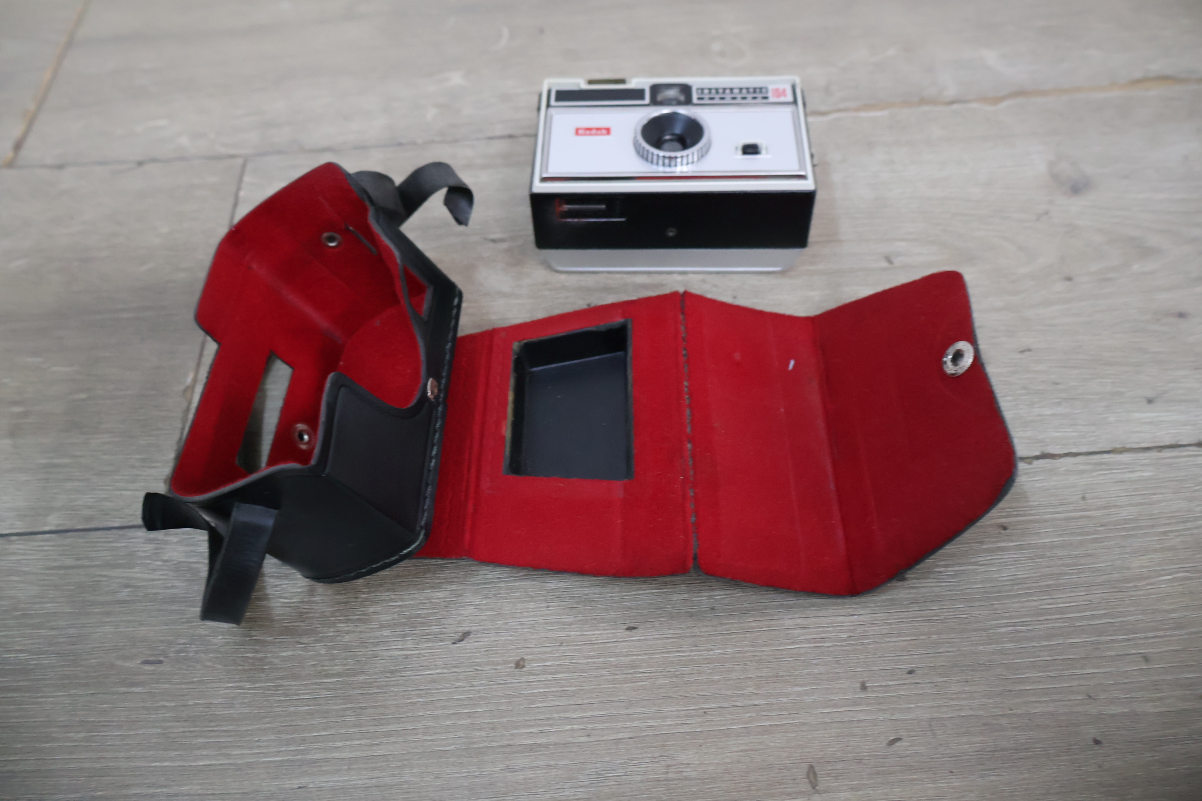 Kodak Instamatic 104 camera met leren draagtas' – foto 7 – kavel bij GSD Auctions, Zoeterwoude