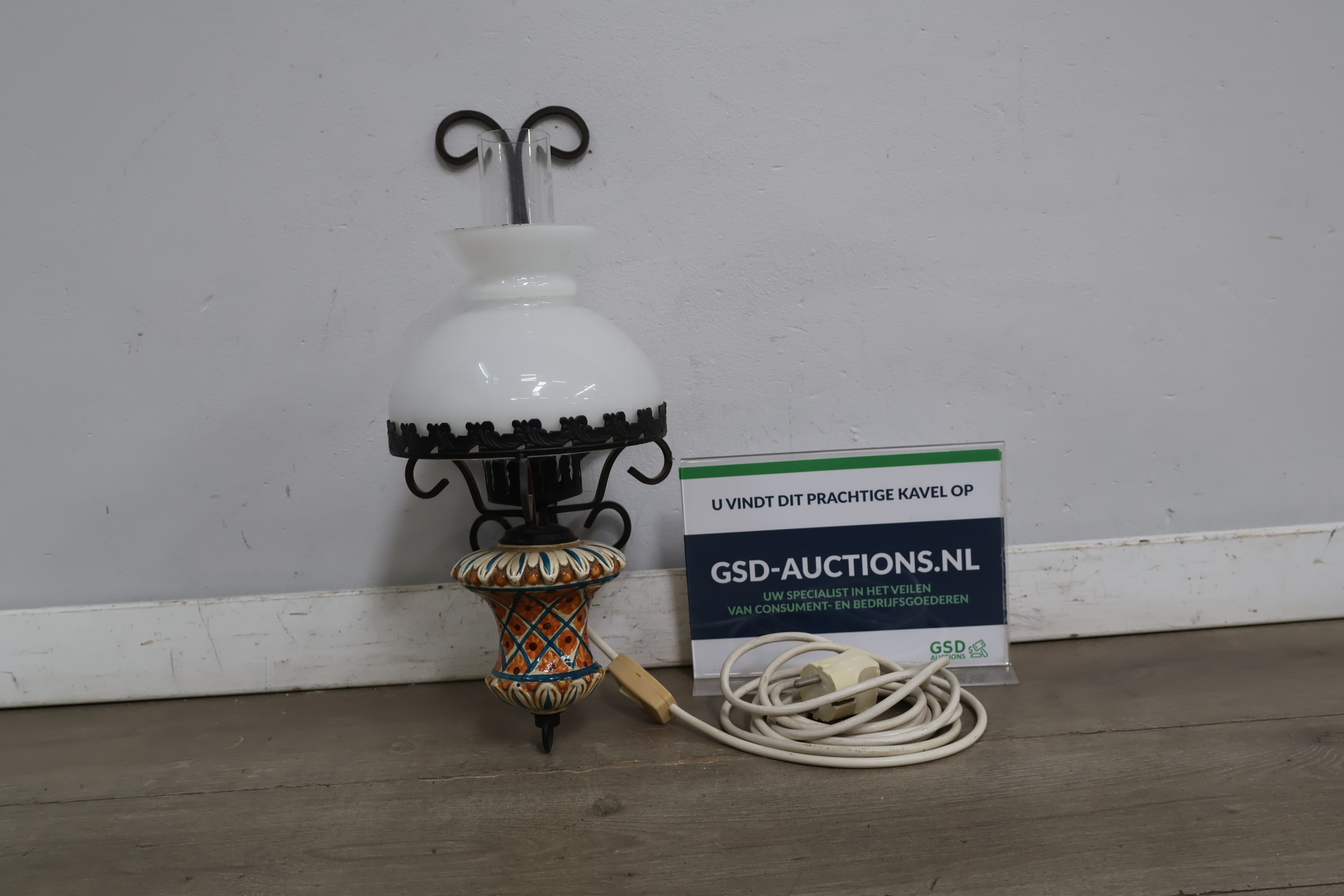 Antieke elektrische olielamp met wit glazen kap' – foto 2 – kavel bij GSD Auctions, Zoeterwoude