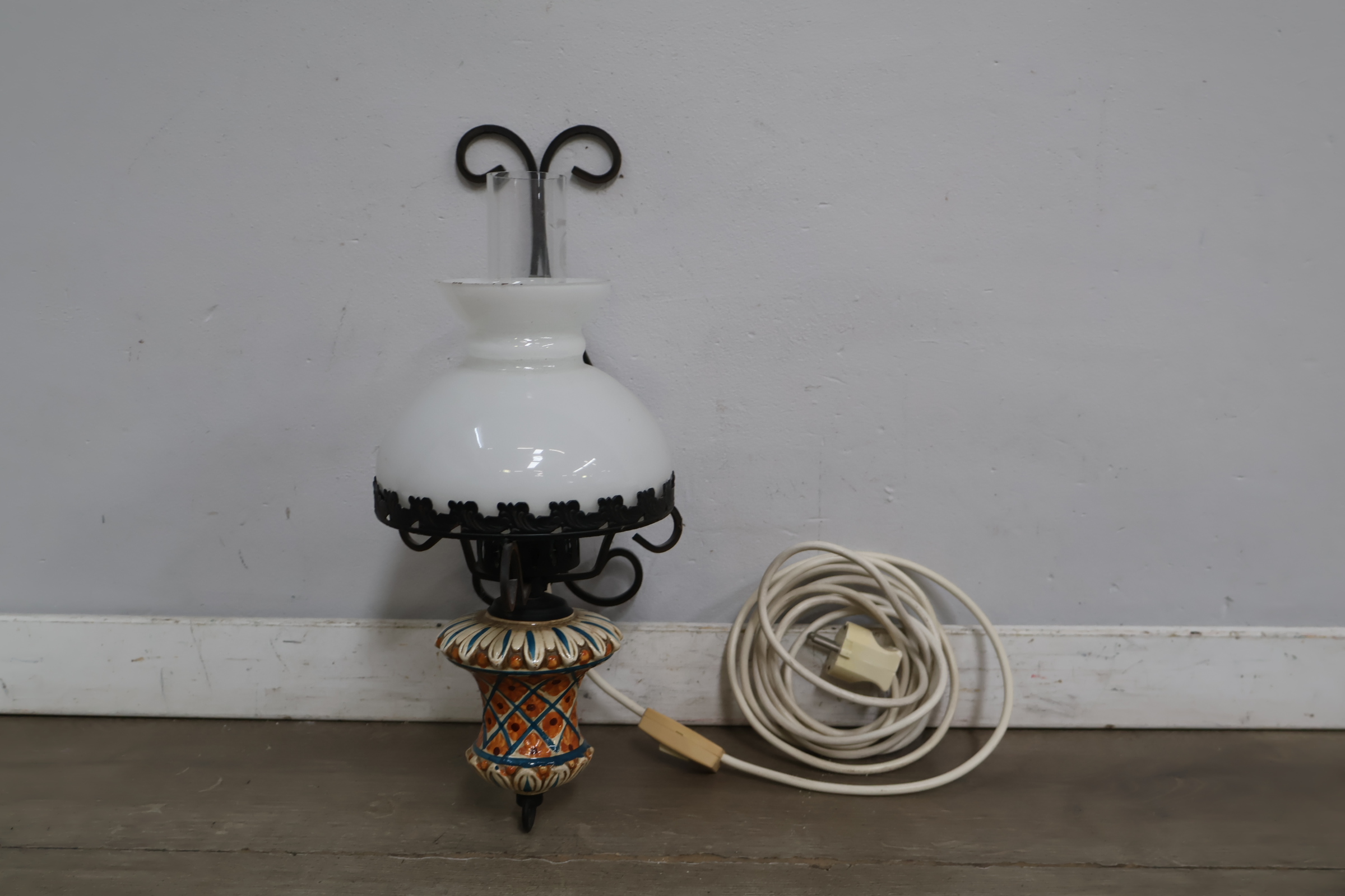 Antieke elektrische olielamp met wit glazen kap' – foto 3 – kavel bij GSD Auctions, Zoeterwoude