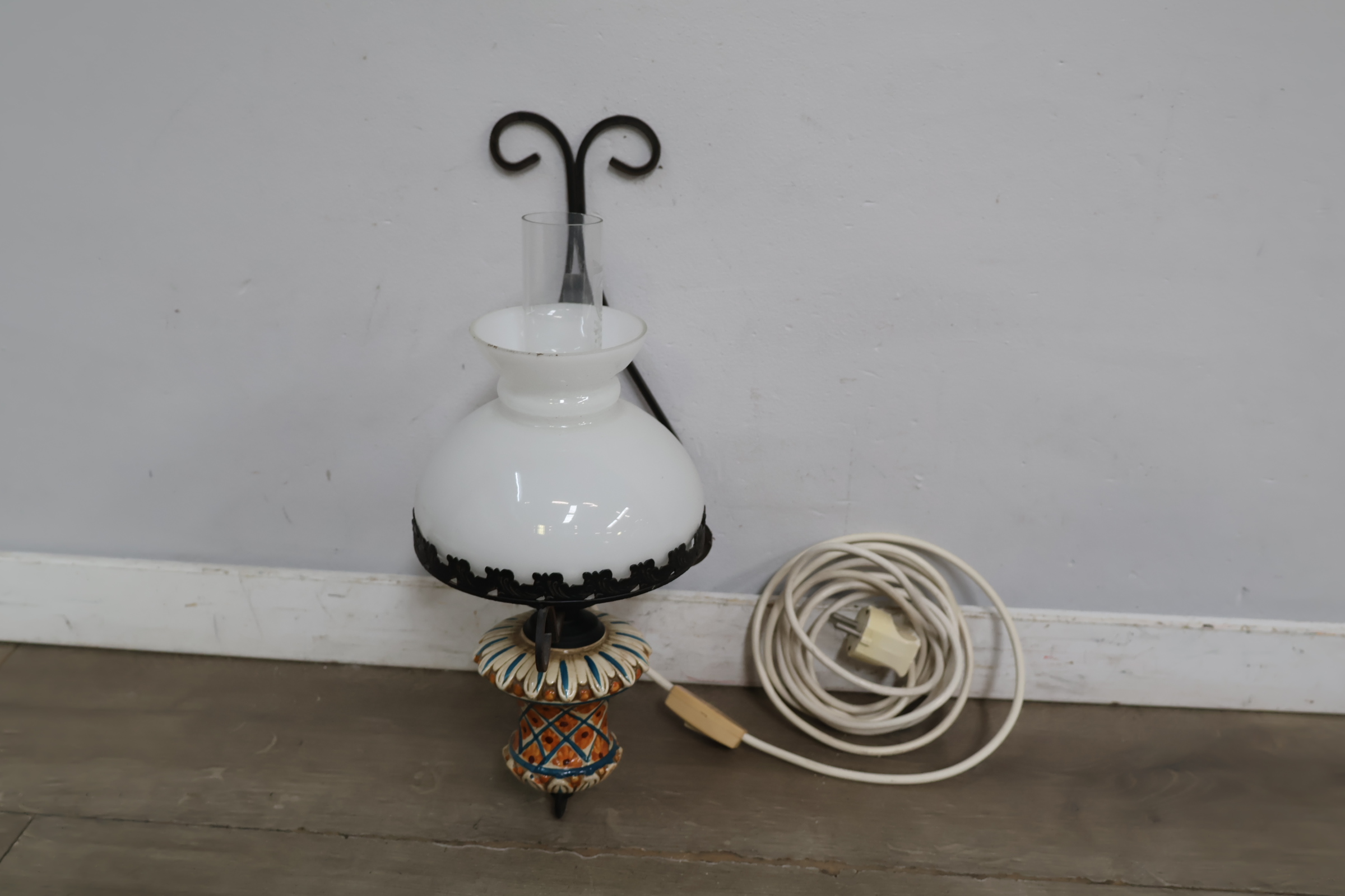 Antieke elektrische olielamp met wit glazen kap' – foto 4 – kavel bij GSD Auctions, Zoeterwoude