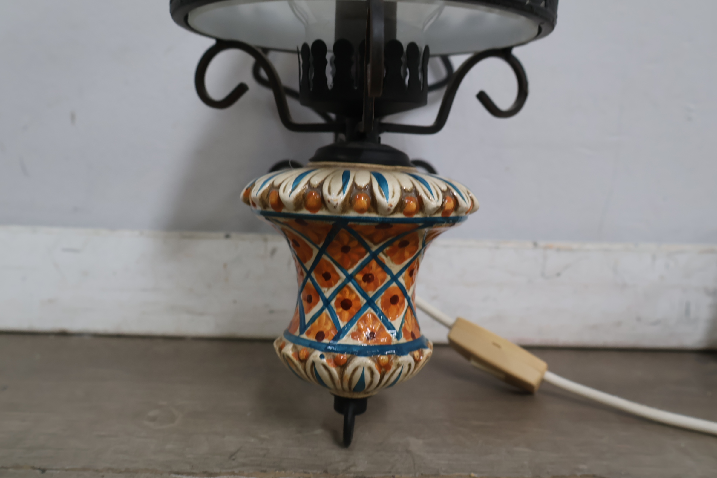Antieke elektrische olielamp met wit glazen kap' – foto 5 – kavel bij GSD Auctions, Zoeterwoude