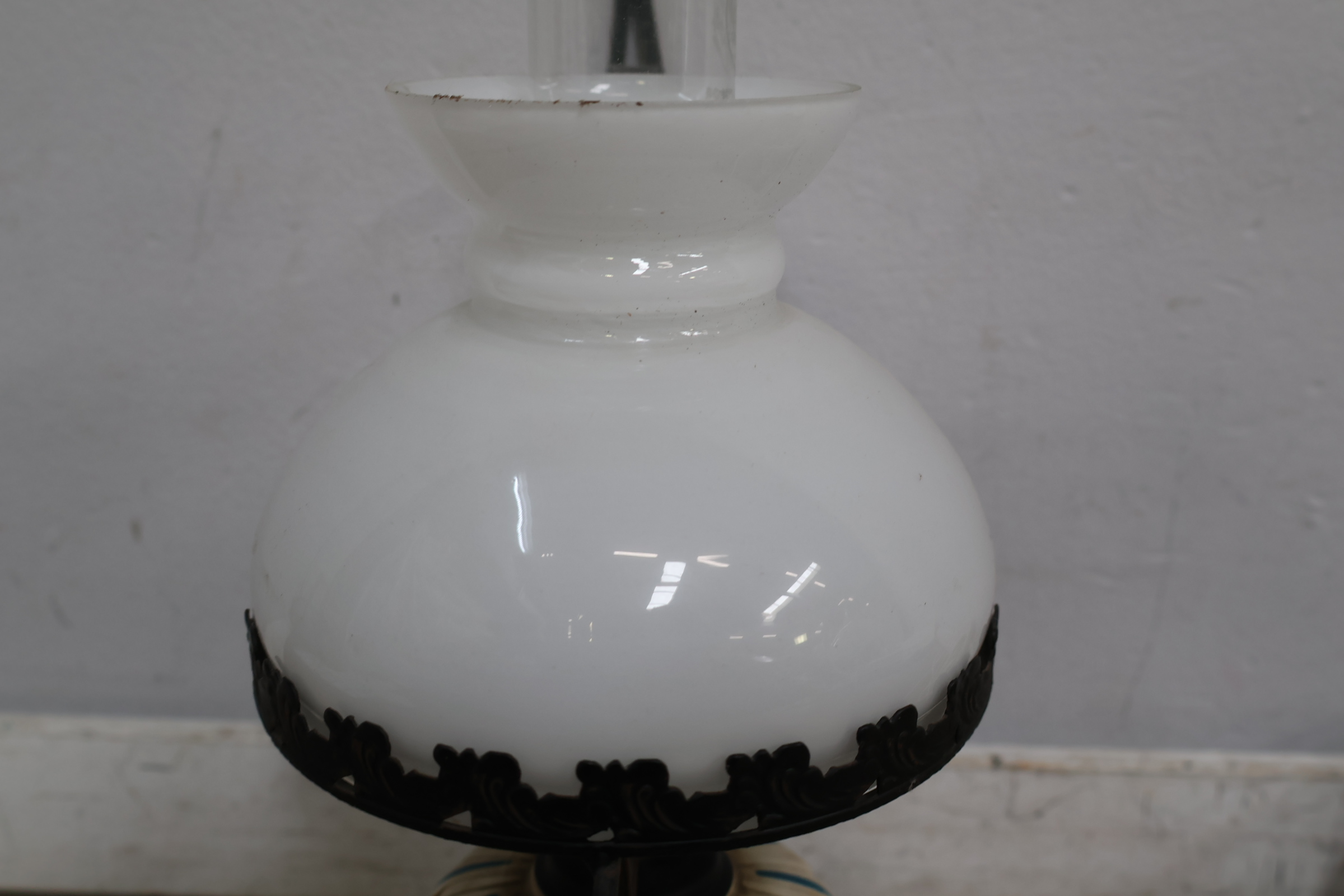 Antieke elektrische olielamp met wit glazen kap' – foto 7 – kavel bij GSD Auctions, Zoeterwoude