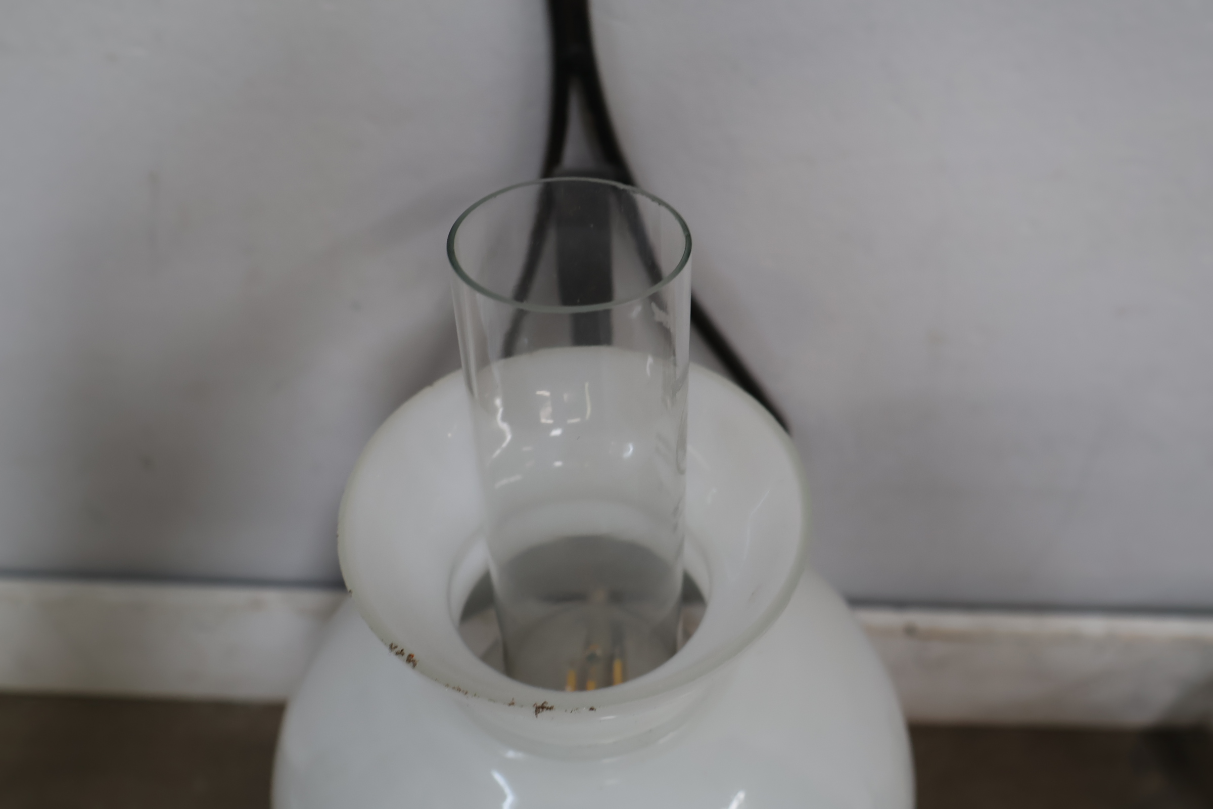 Antieke elektrische olielamp met wit glazen kap' – foto 8 – kavel bij GSD Auctions, Zoeterwoude