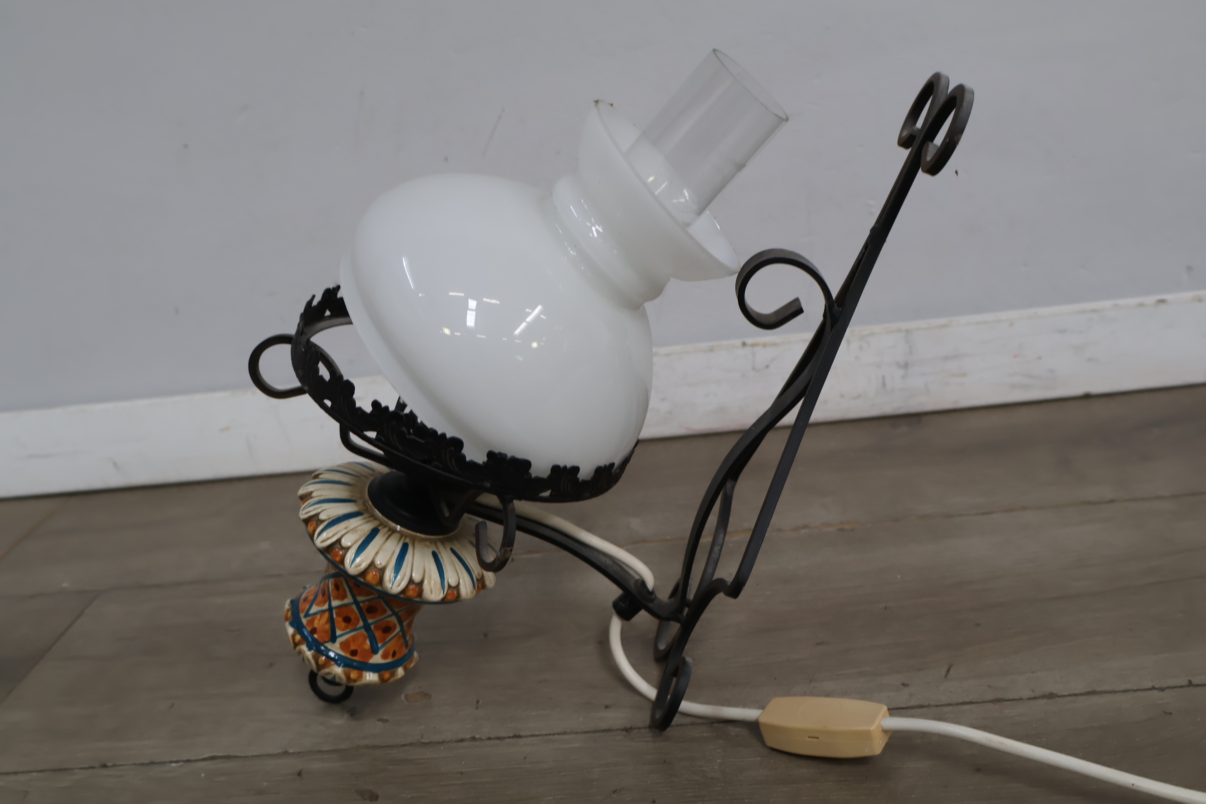 Antieke elektrische olielamp met wit glazen kap' – foto 9 – kavel bij GSD Auctions, Zoeterwoude