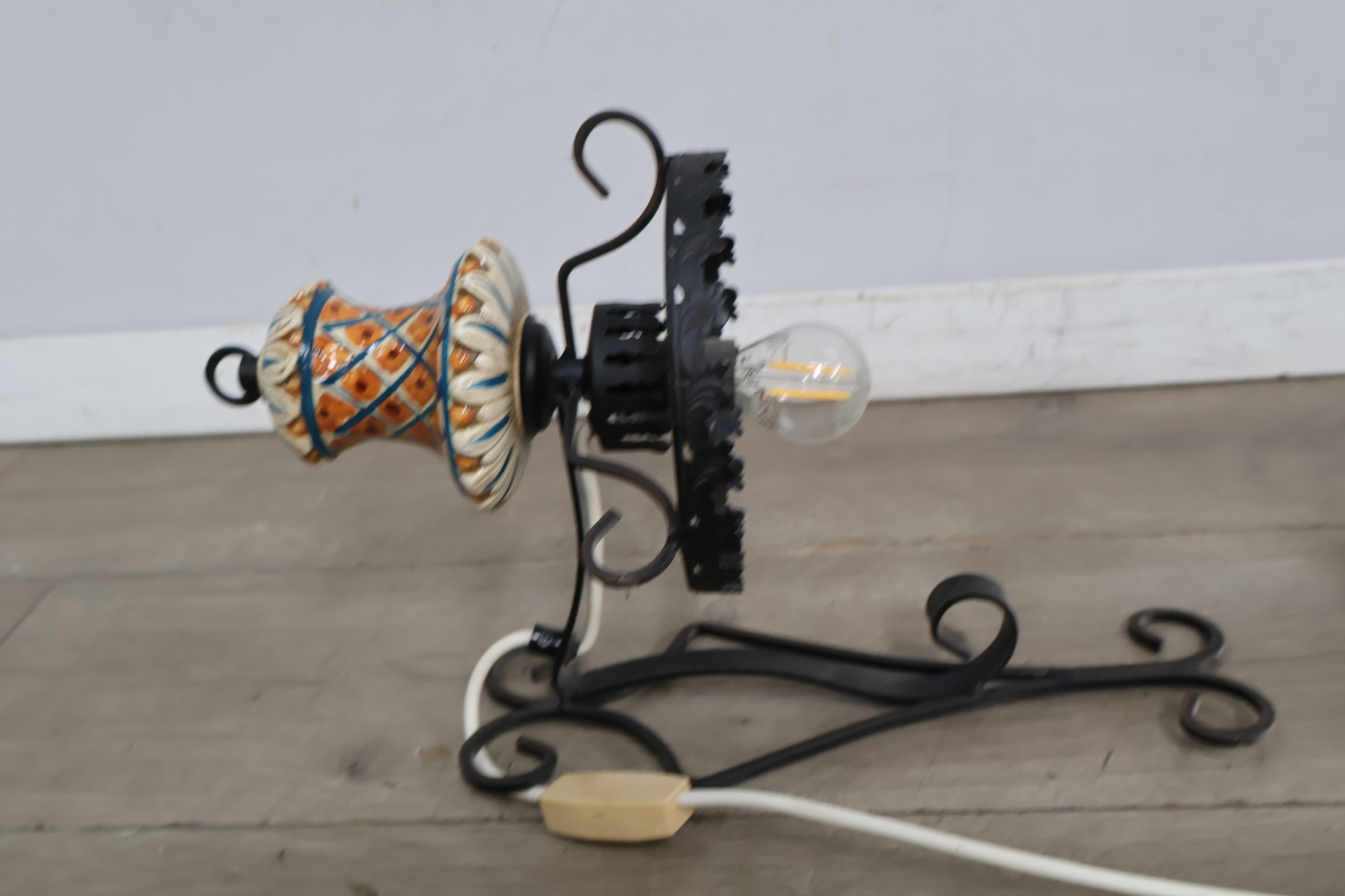 Antieke elektrische olielamp met wit glazen kap' – foto 10 – kavel bij GSD Auctions, Zoeterwoude