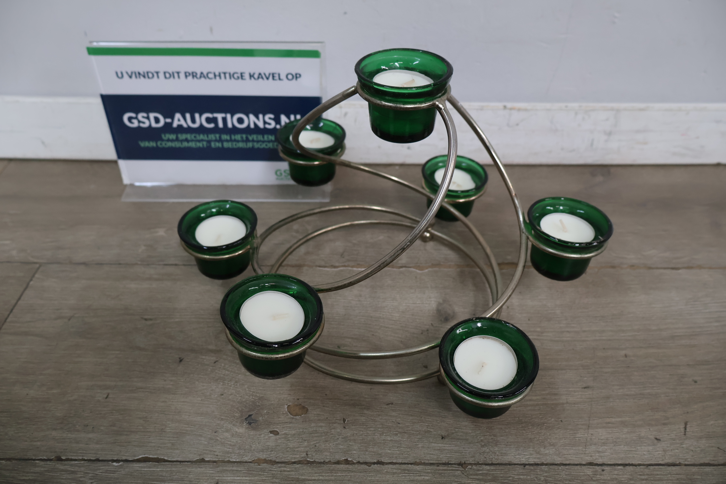 Metalen kandelaar met groene glazen houdertjes' – foto 2 – kavel bij GSD Auctions, Zoeterwoude