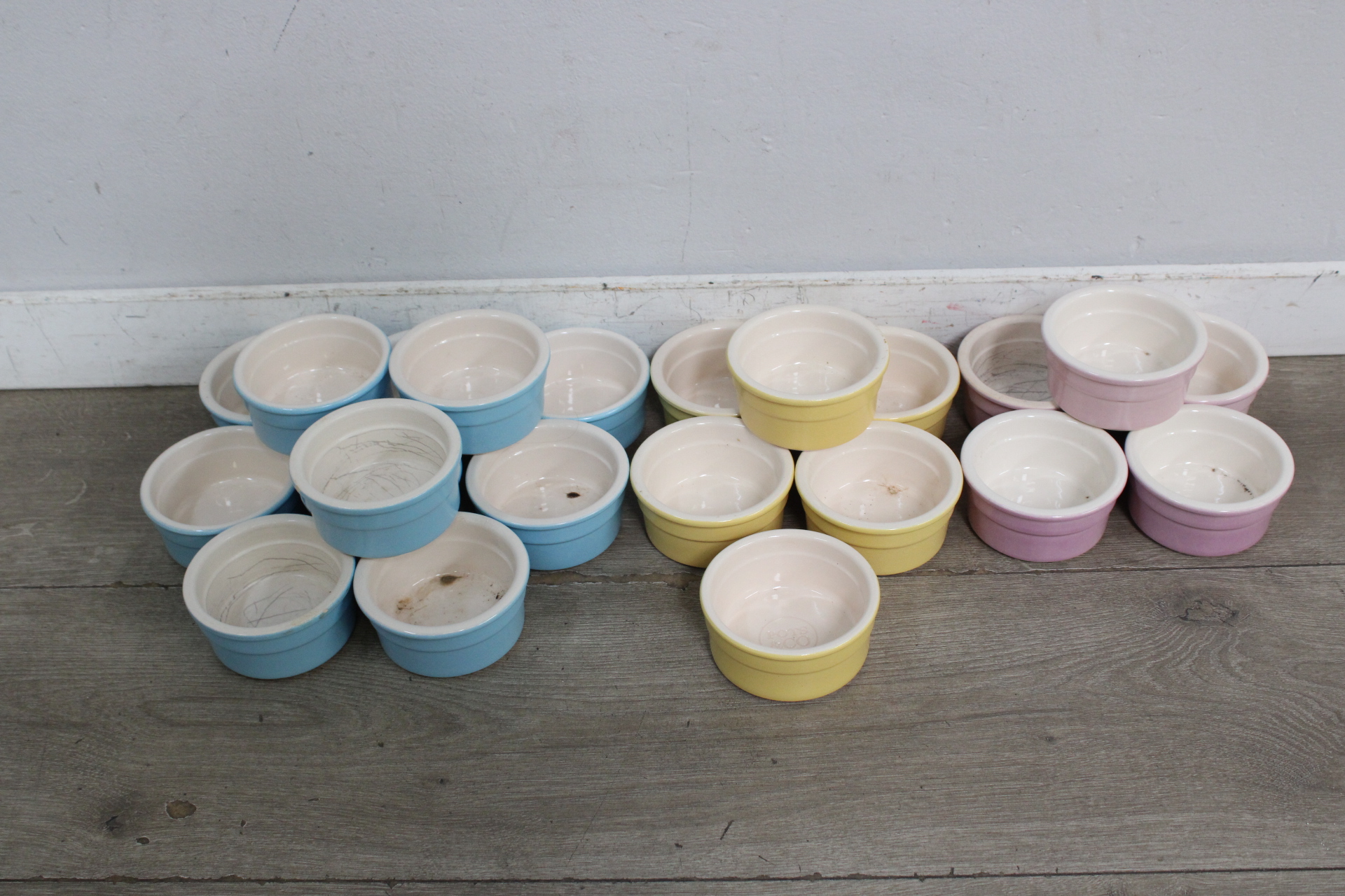 Set van keramische schaaltjes in pastelkleuren' – foto 2 – kavel bij GSD Auctions, Zoeterwoude