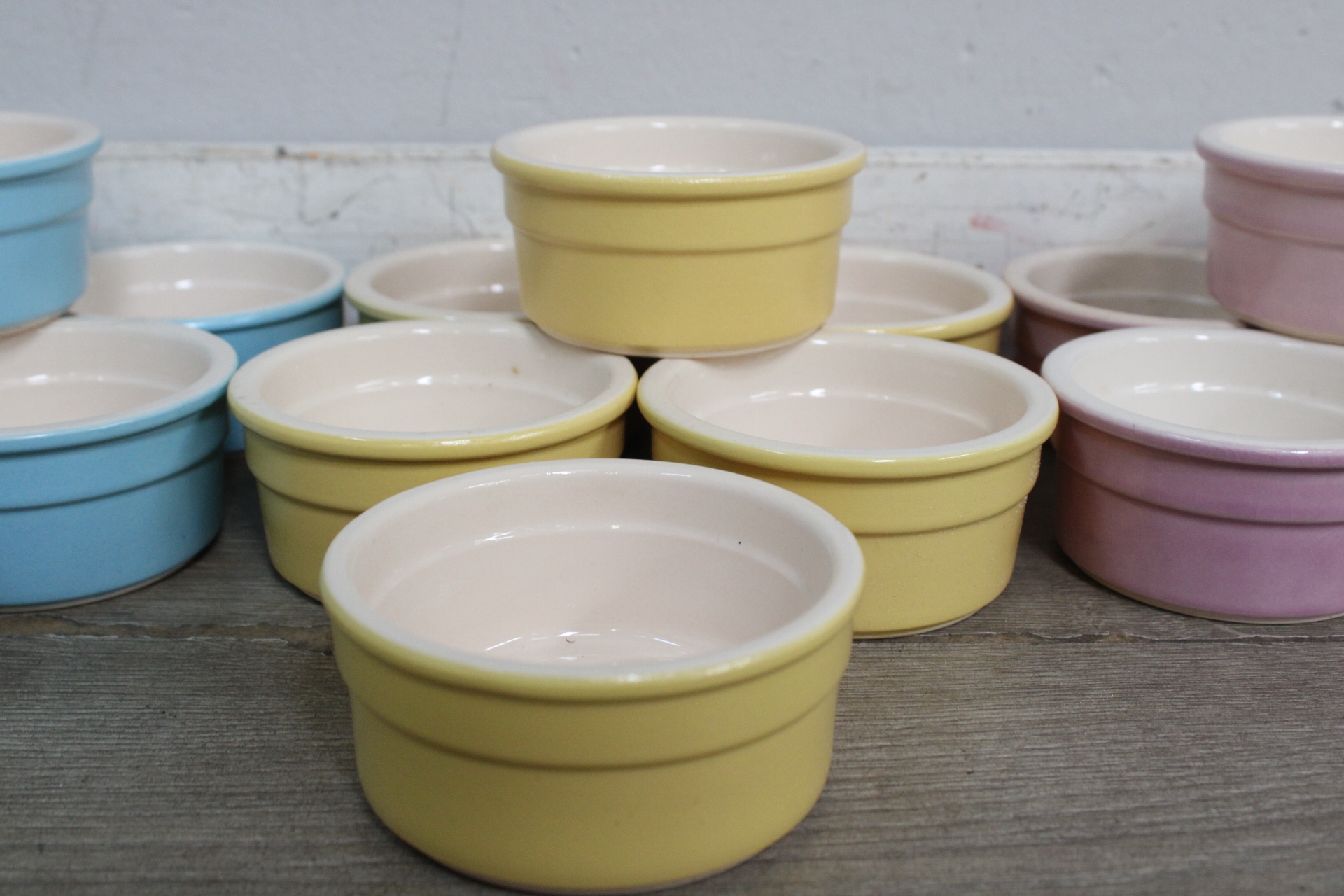 Set van keramische schaaltjes in pastelkleuren' – foto 4 – kavel bij GSD Auctions, Zoeterwoude