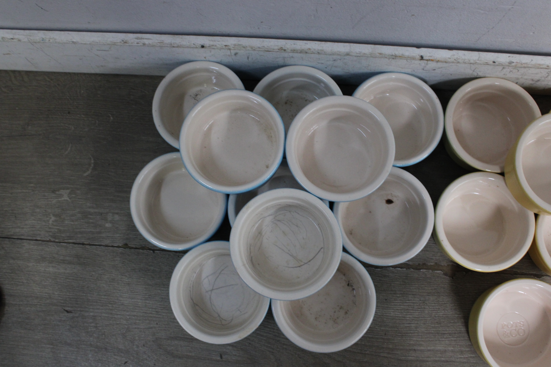 Set van keramische schaaltjes in pastelkleuren' – foto 6 – kavel bij GSD Auctions, Zoeterwoude
