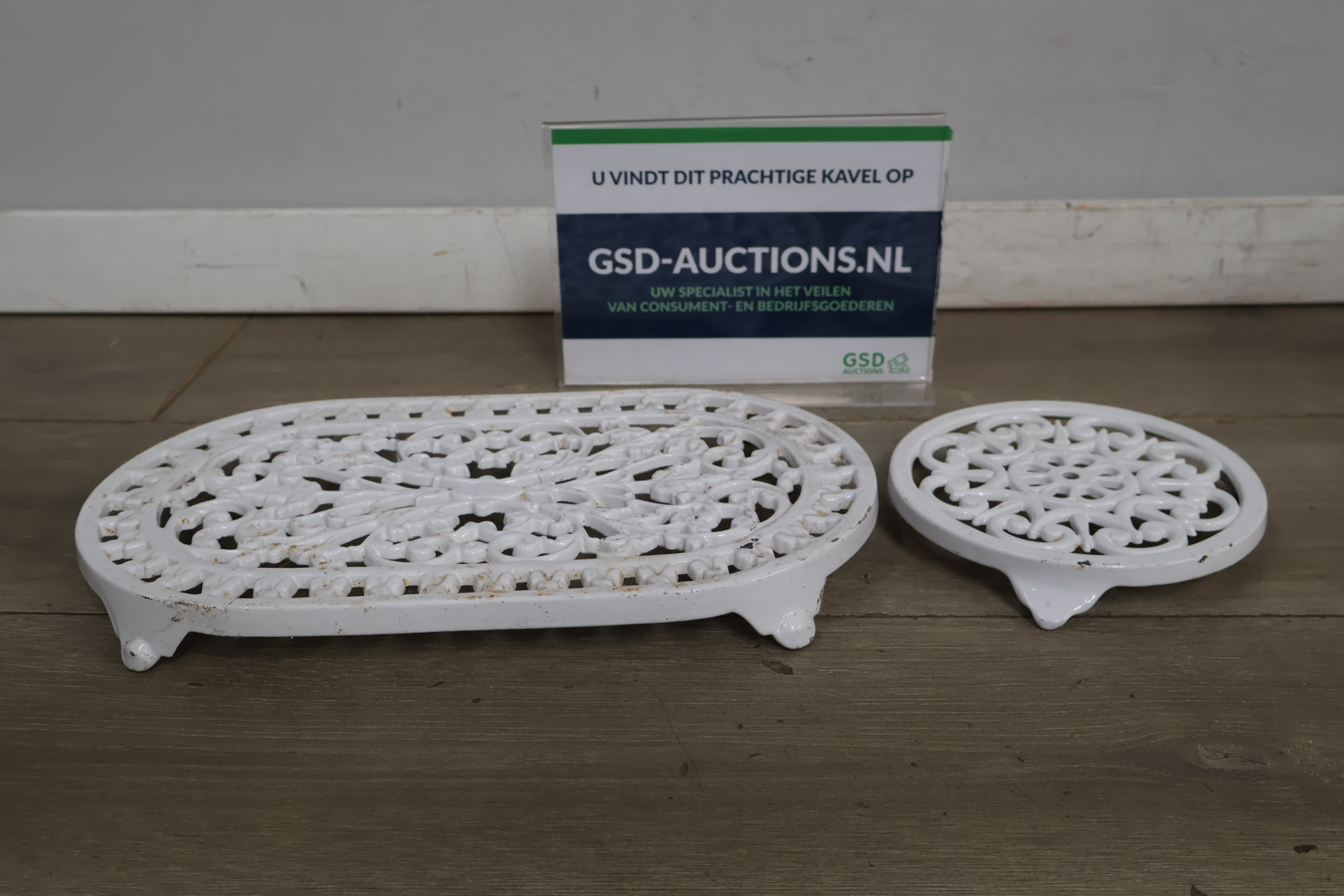Set gietijzeren onderzetters met sierlijk patroon – foto 2 – kavel bij GSD Auctions, Zoeterwoude