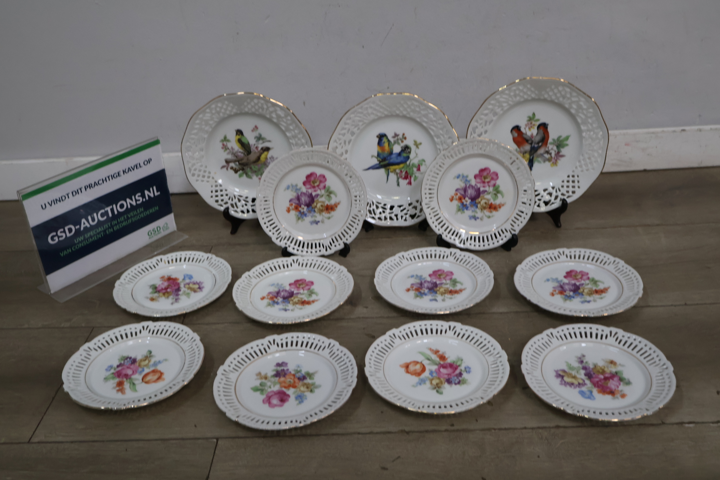 Set sierborden, gebaksborden met bloem- en vogeldecoraties – foto 2 – kavel bij GSD Auctions, Zoeterwoude