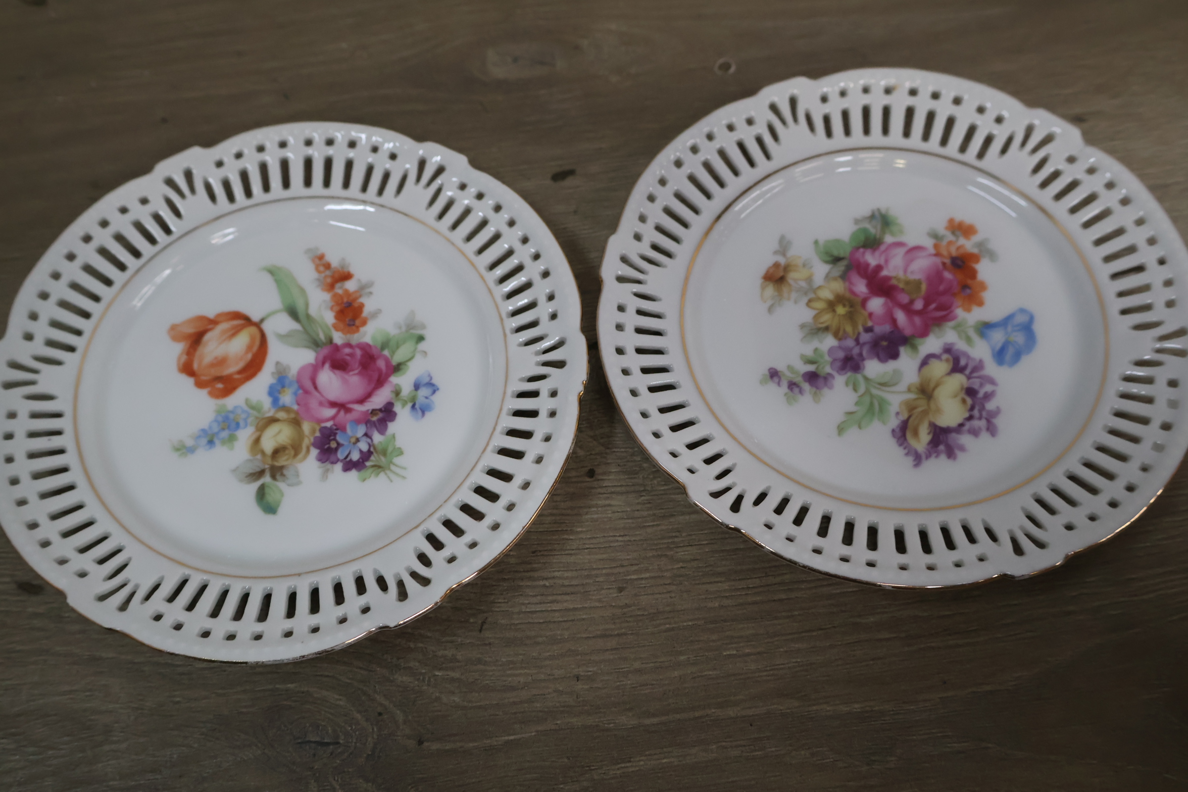Set sierborden, gebaksborden met bloem- en vogeldecoraties – foto 3 – kavel bij GSD Auctions, Zoeterwoude