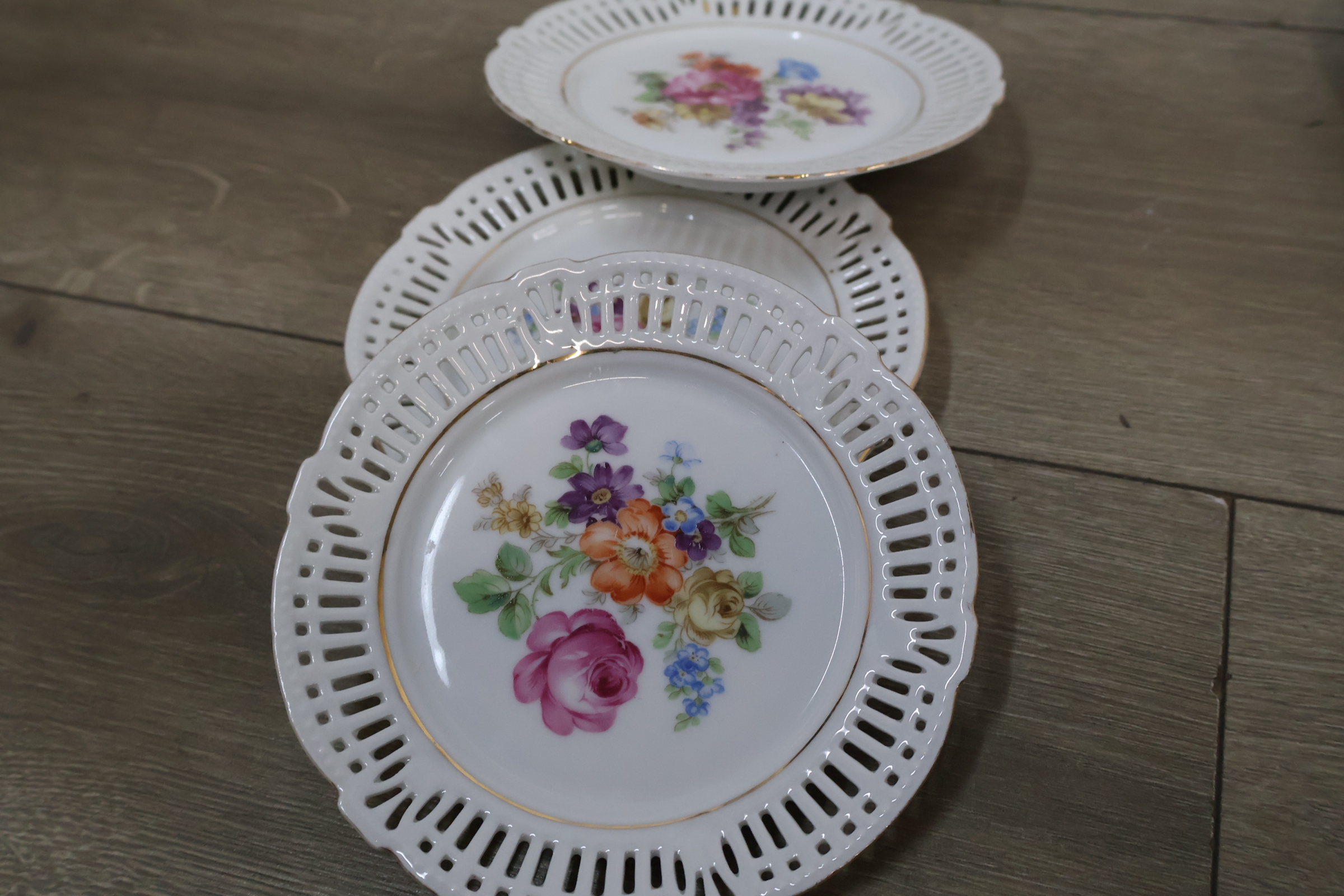 Set sierborden, gebaksborden met bloem- en vogeldecoraties – foto 4 – kavel bij GSD Auctions, Zoeterwoude