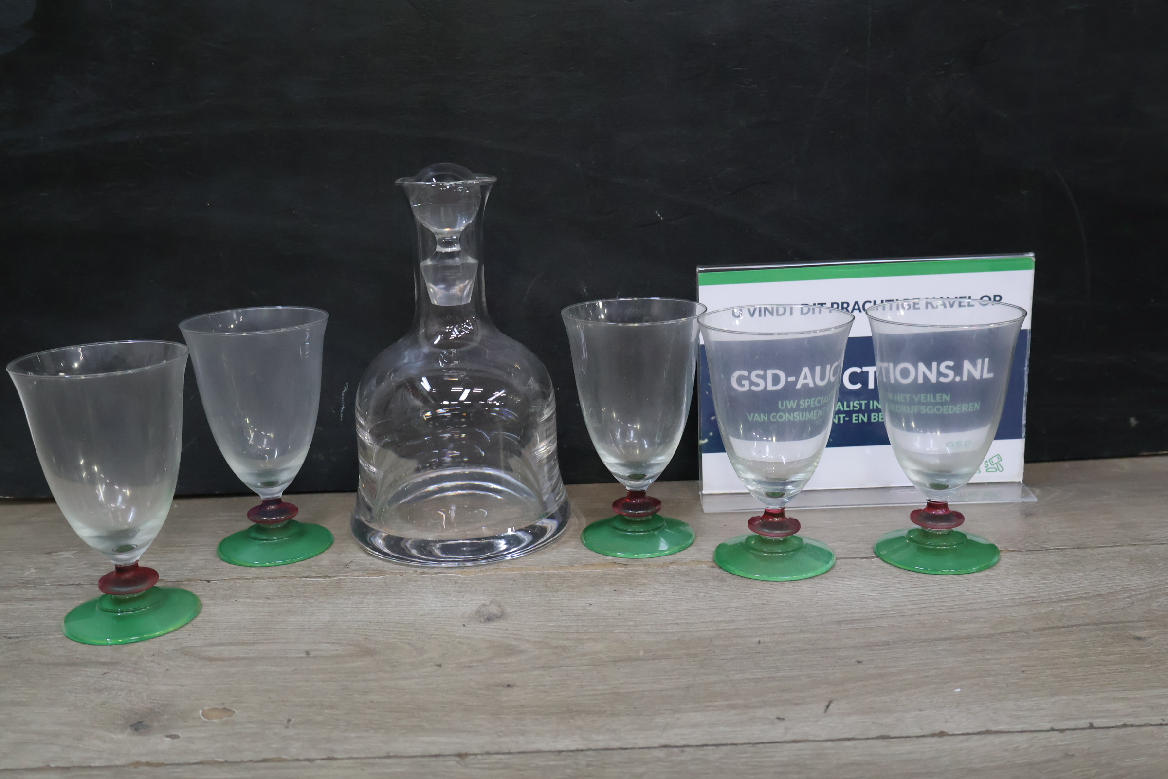 Glazen set met karaf en gekleurde voetjes – foto 2 – kavel bij GSD Auctions, Zoeterwoude