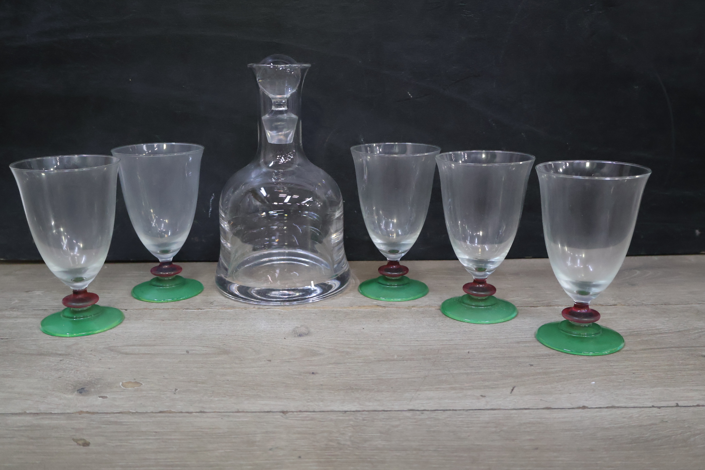 Glazen set met karaf en gekleurde voetjes – foto 3 – kavel bij GSD Auctions, Zoeterwoude