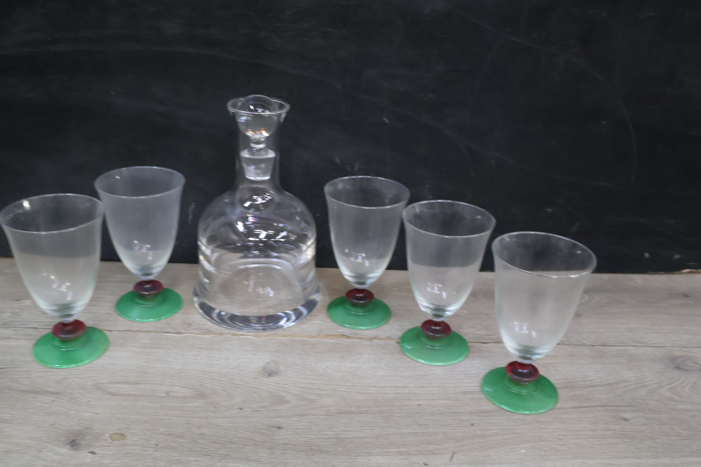 Glazen set met karaf en gekleurde voetjes – foto 4 – kavel bij GSD Auctions, Zoeterwoude