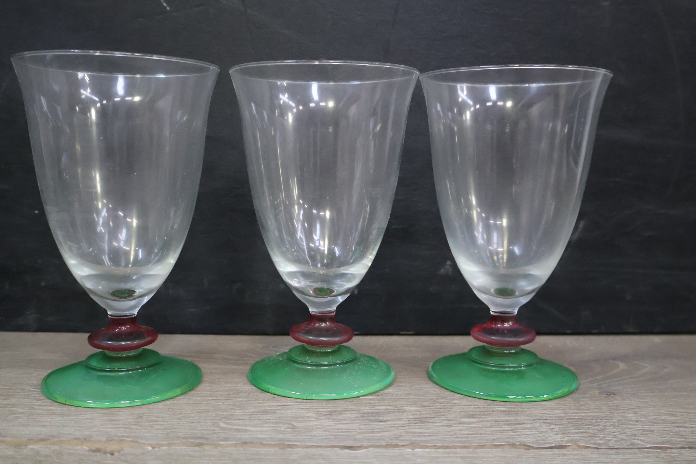 Glazen set met karaf en gekleurde voetjes – foto 5 – kavel bij GSD Auctions, Zoeterwoude