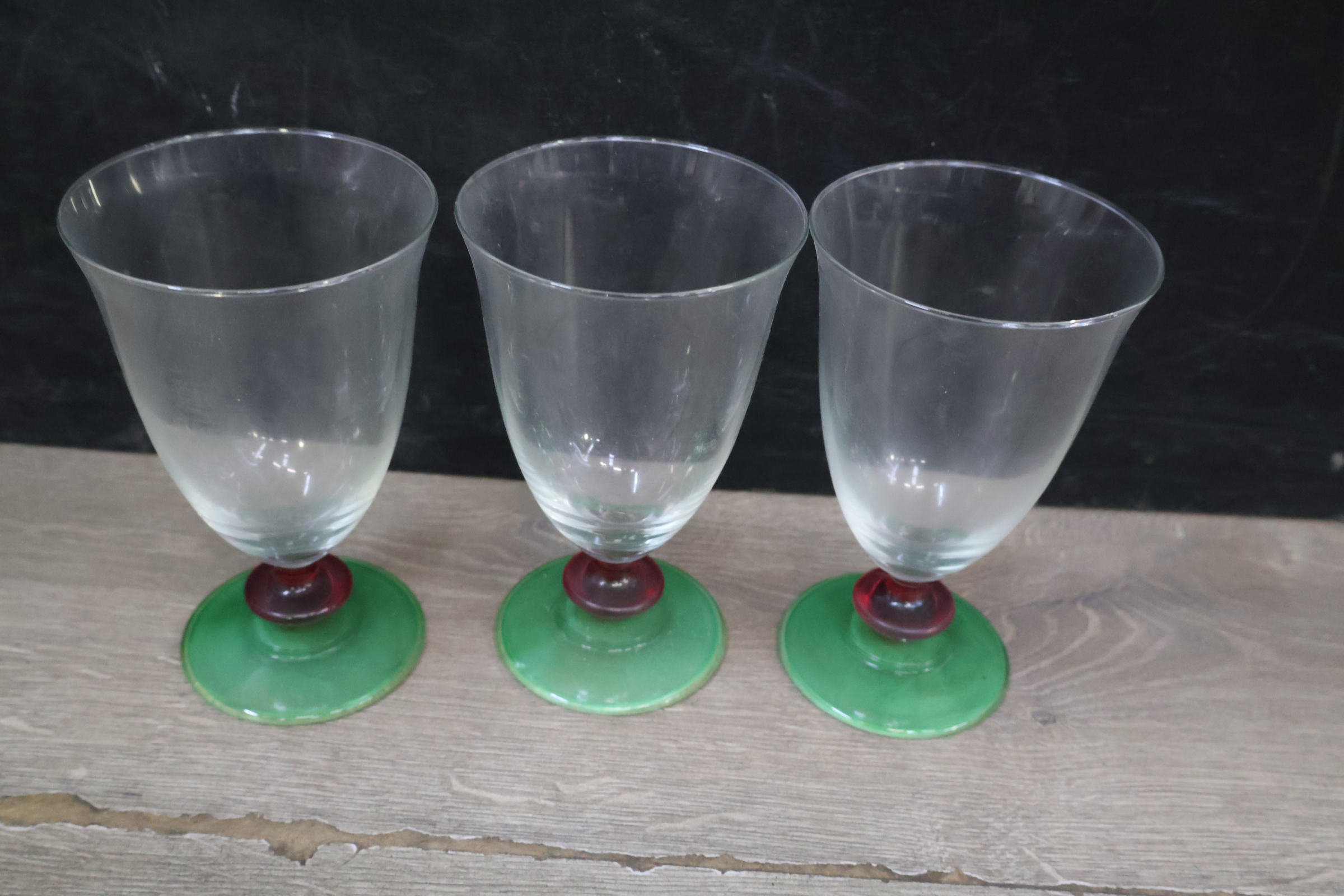 Glazen set met karaf en gekleurde voetjes – foto 6 – kavel bij GSD Auctions, Zoeterwoude