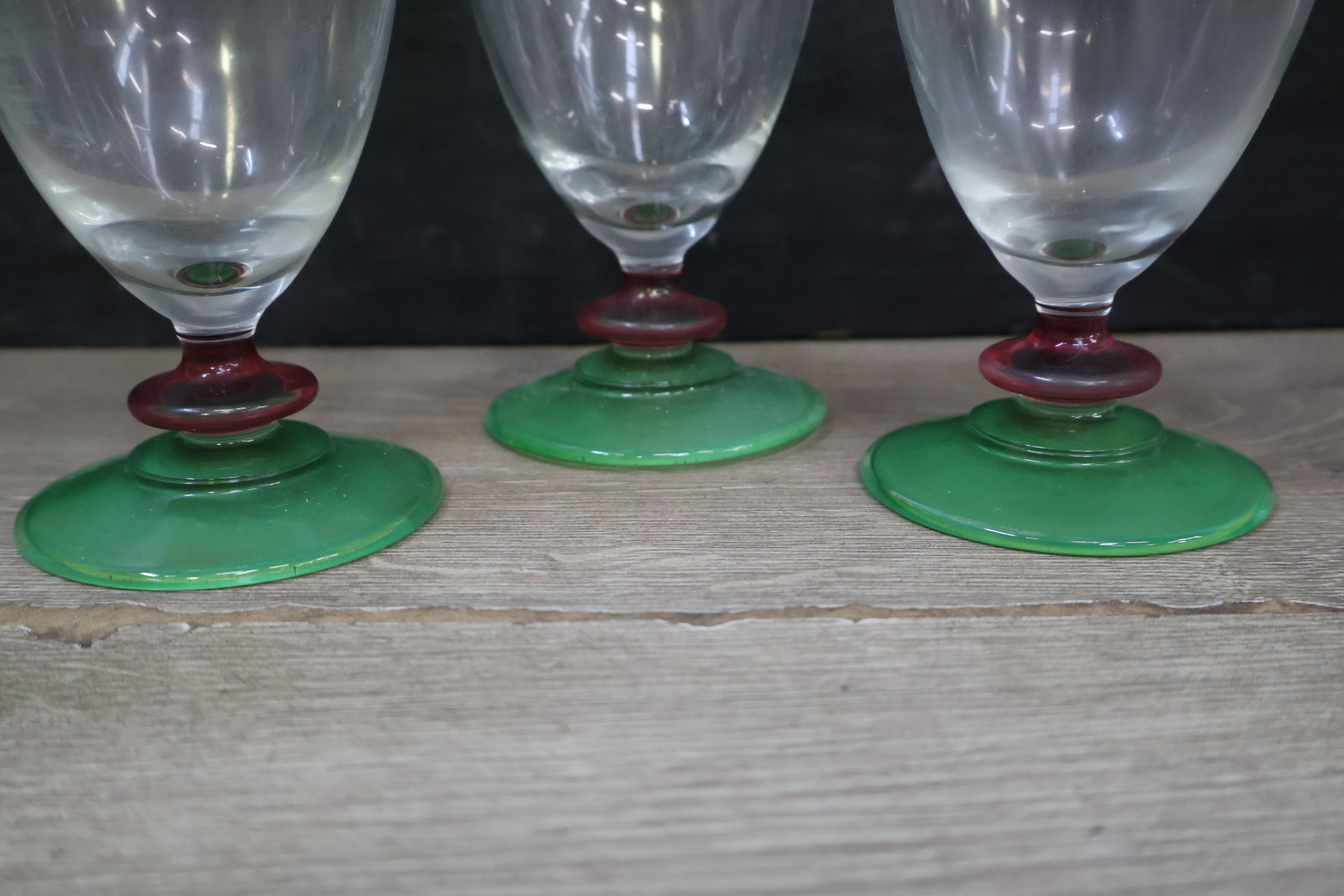 Glazen set met karaf en gekleurde voetjes – foto 7 – kavel bij GSD Auctions, Zoeterwoude