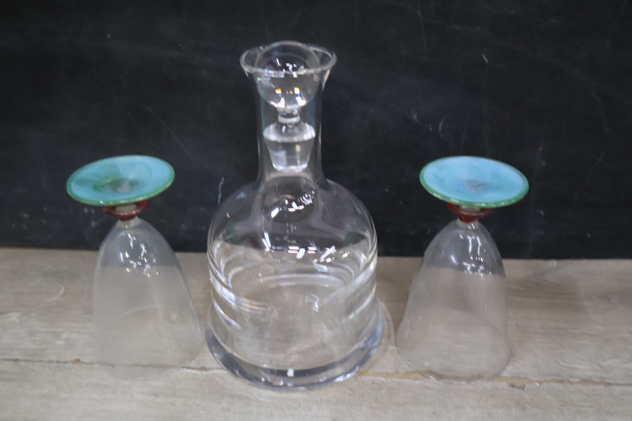 Glazen set met karaf en gekleurde voetjes – foto 8 – kavel bij GSD Auctions, Zoeterwoude
