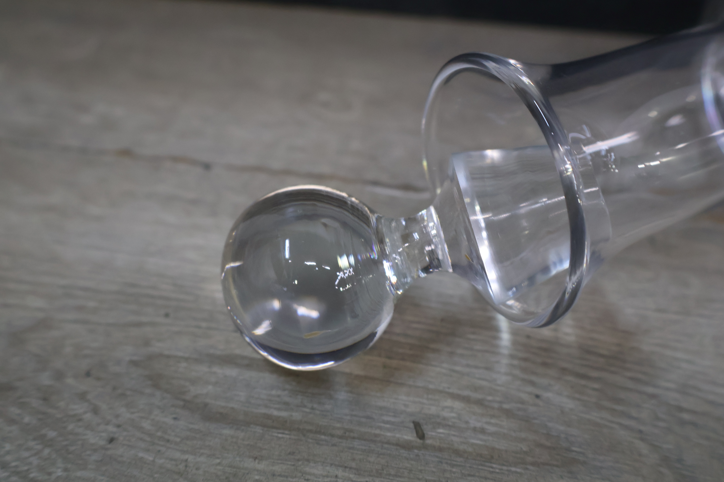 Glazen set met karaf en gekleurde voetjes – foto 10 – kavel bij GSD Auctions, Zoeterwoude