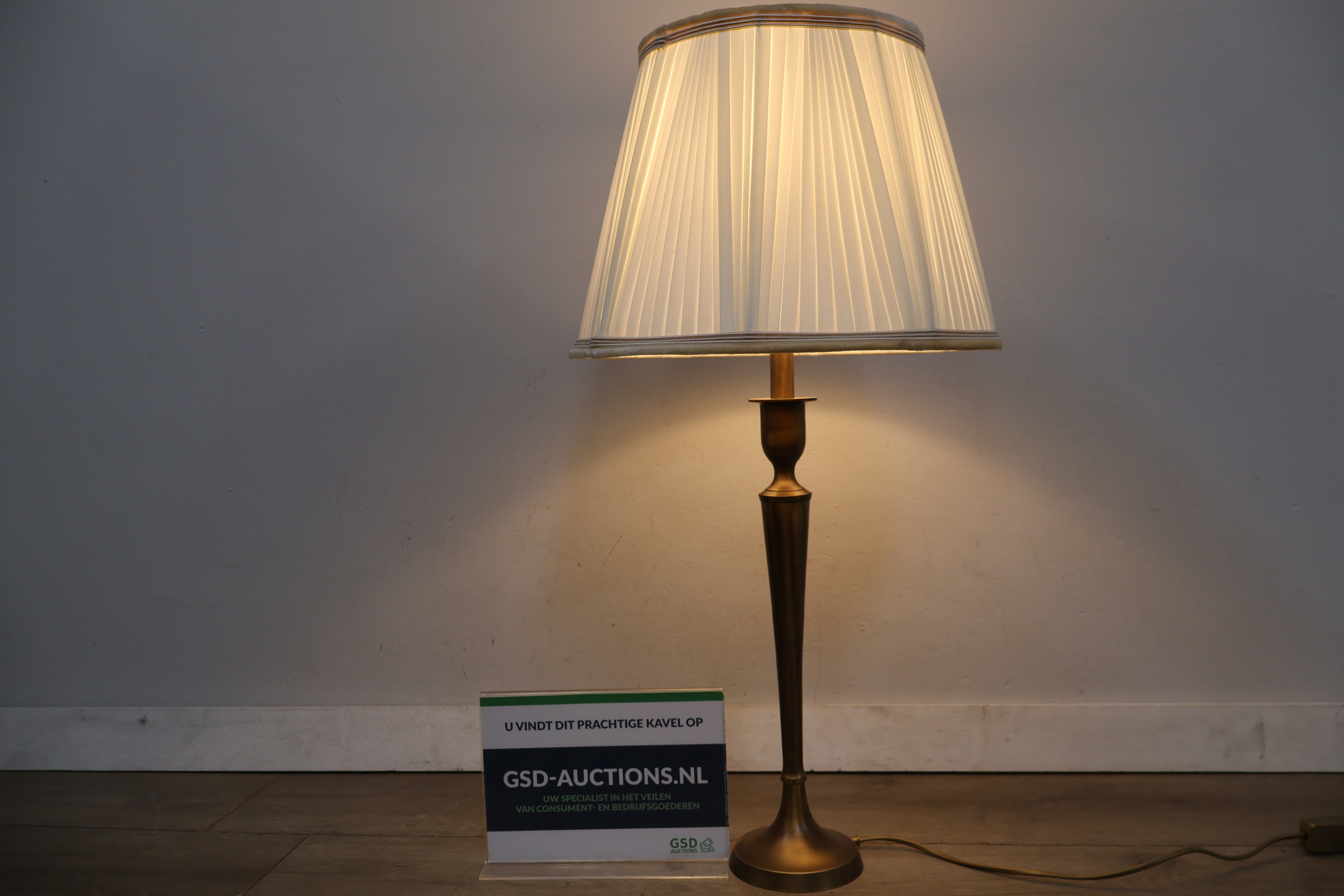 Messing tafellamp met witte plissé kap – foto 2 – kavel bij GSD Auctions, Zoeterwoude