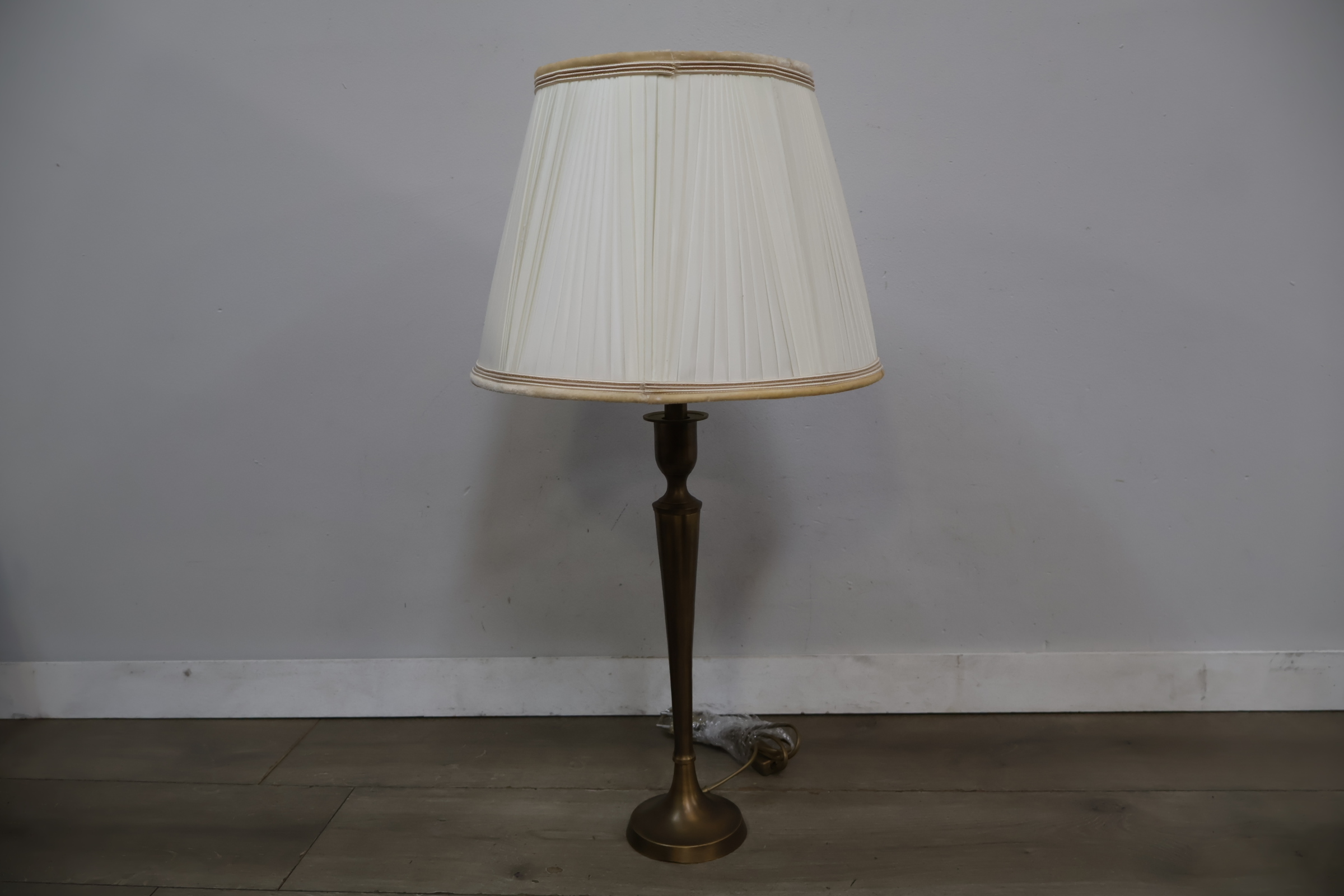 Messing tafellamp met witte plissé kap – foto 3 – kavel bij GSD Auctions, Zoeterwoude