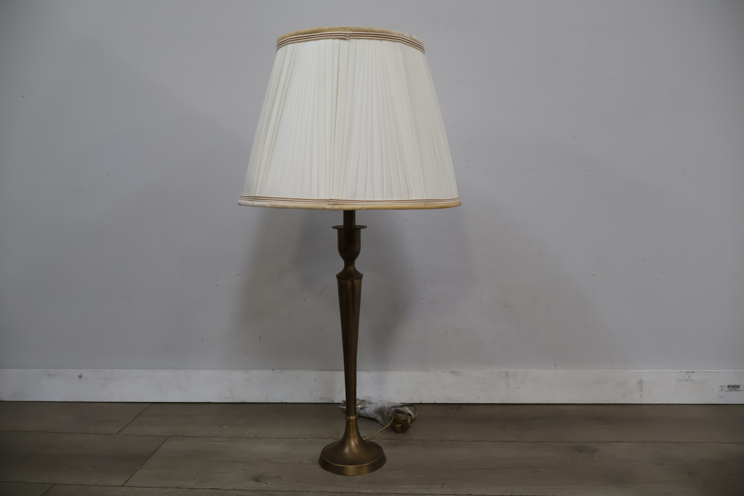Messing tafellamp met witte plissé kap – foto 4 – kavel bij GSD Auctions, Zoeterwoude