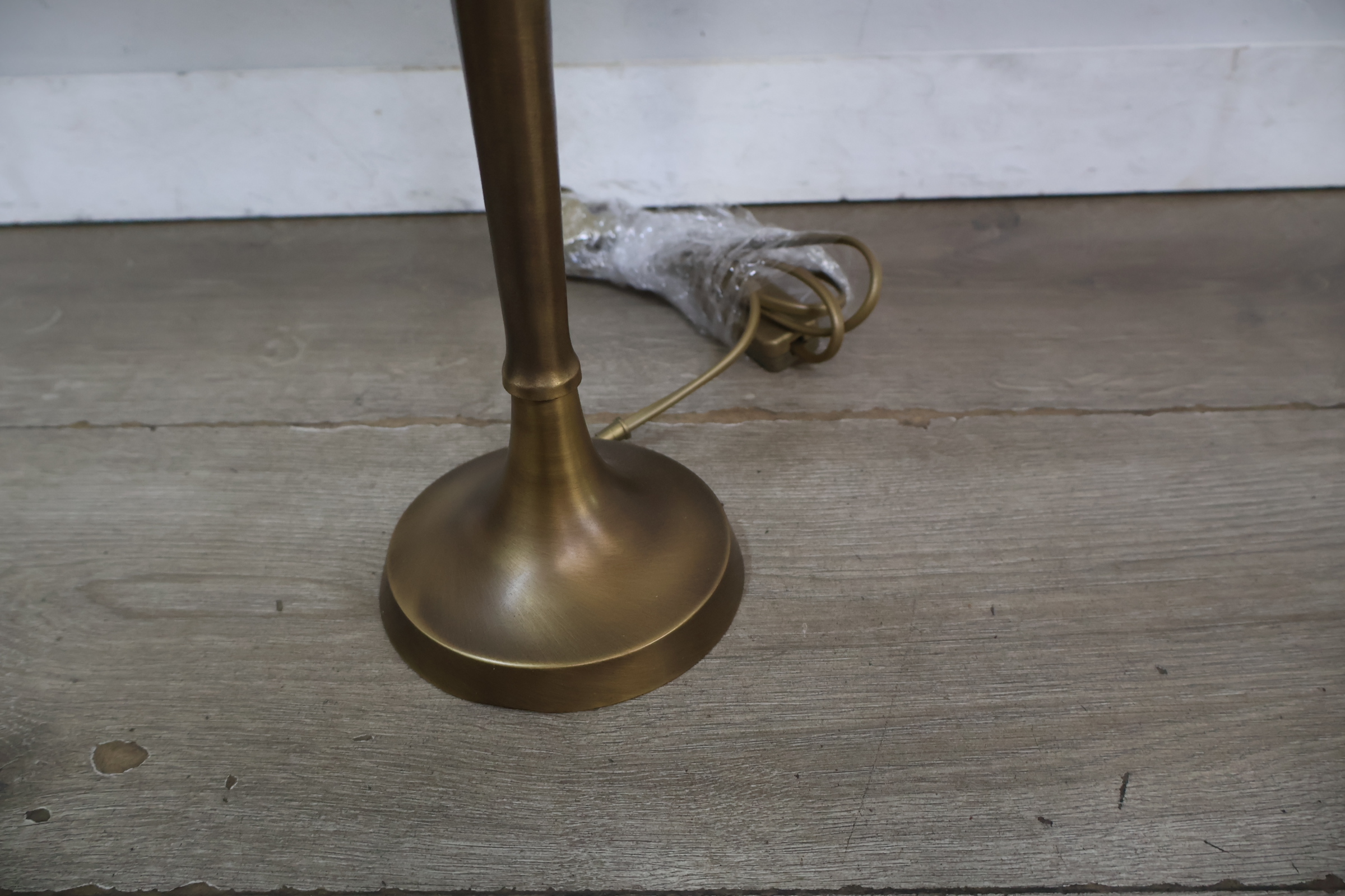 Messing tafellamp met witte plissé kap – foto 5 – kavel bij GSD Auctions, Zoeterwoude