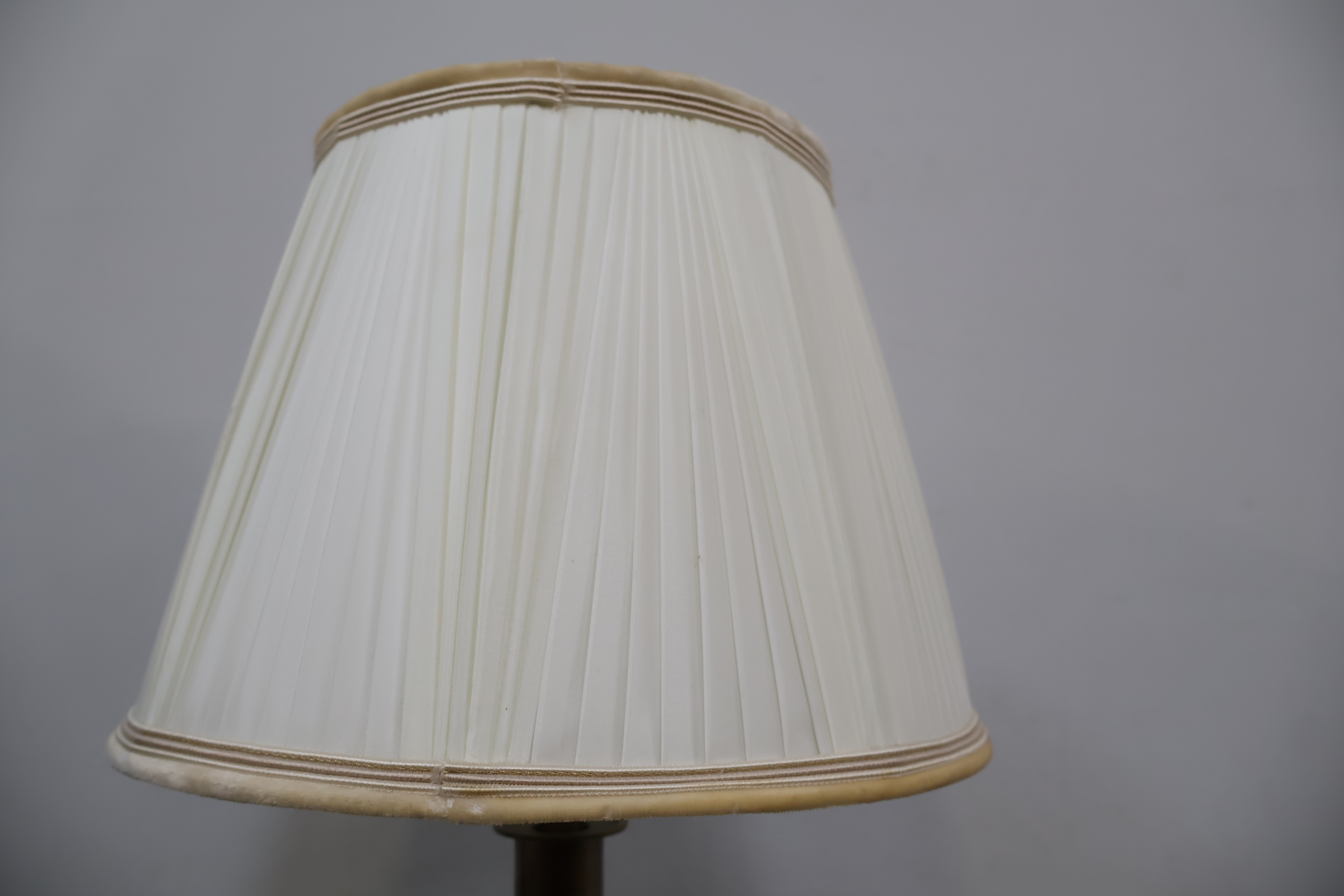 Messing tafellamp met witte plissé kap – foto 6 – kavel bij GSD Auctions, Zoeterwoude