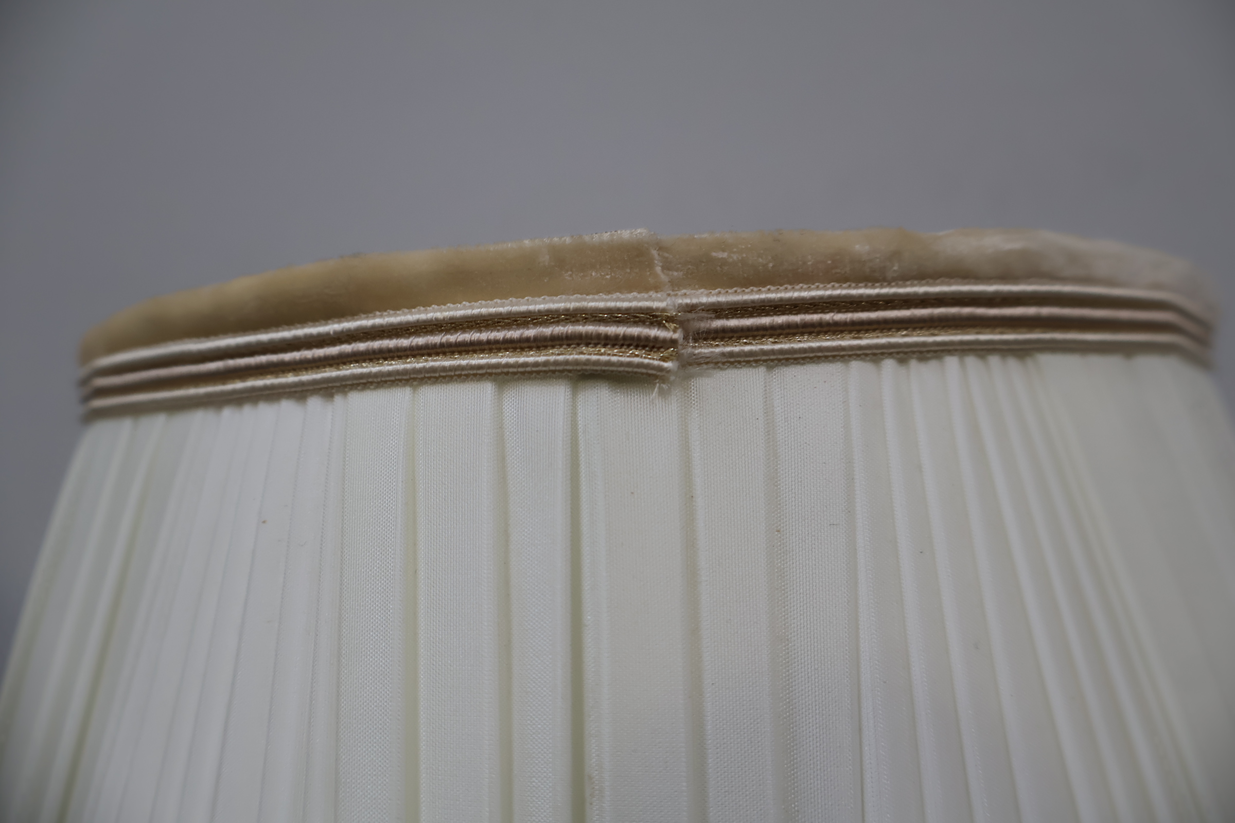 Messing tafellamp met witte plissé kap – foto 7 – kavel bij GSD Auctions, Zoeterwoude