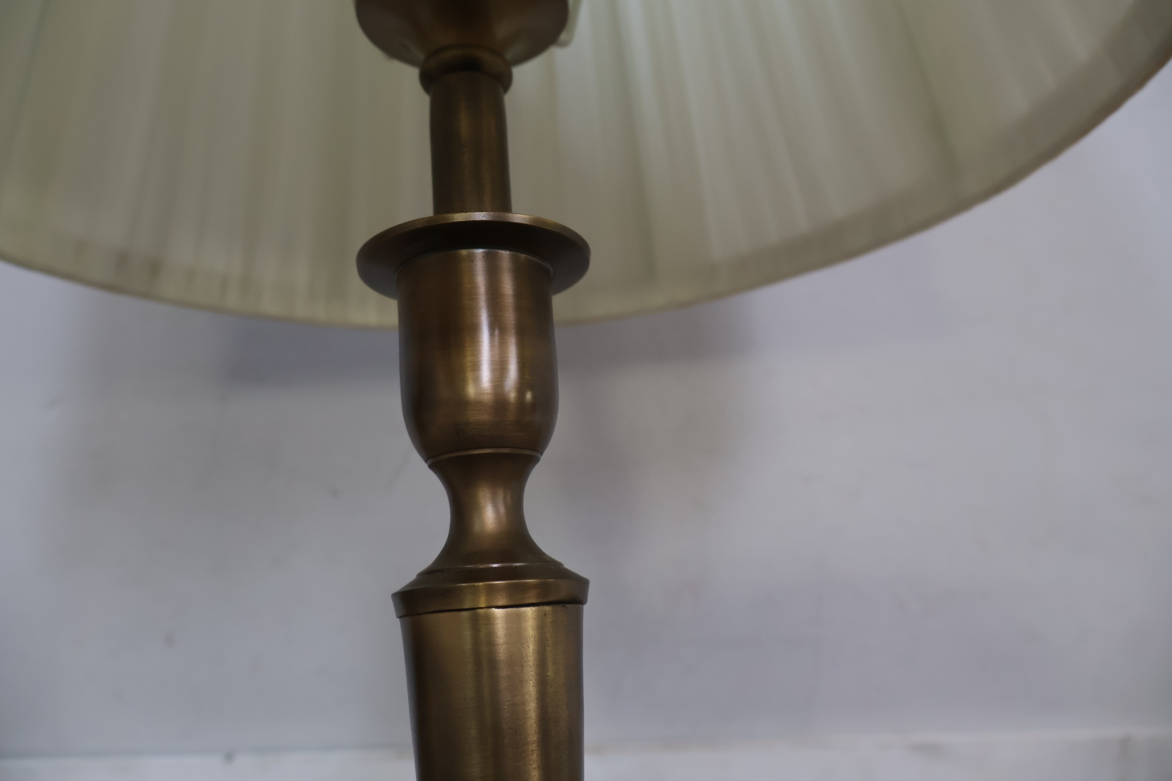 Messing tafellamp met witte plissé kap – foto 8 – kavel bij GSD Auctions, Zoeterwoude
