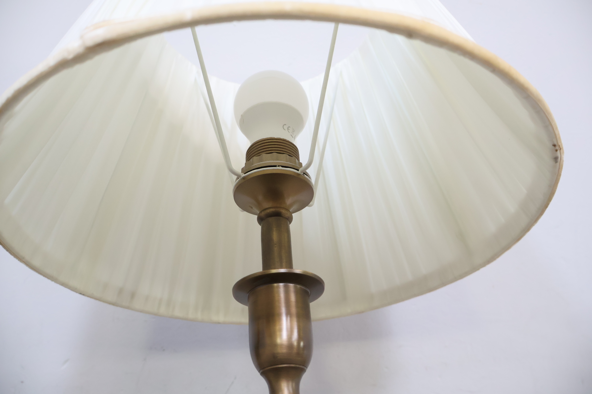 Messing tafellamp met witte plissé kap – foto 9 – kavel bij GSD Auctions, Zoeterwoude