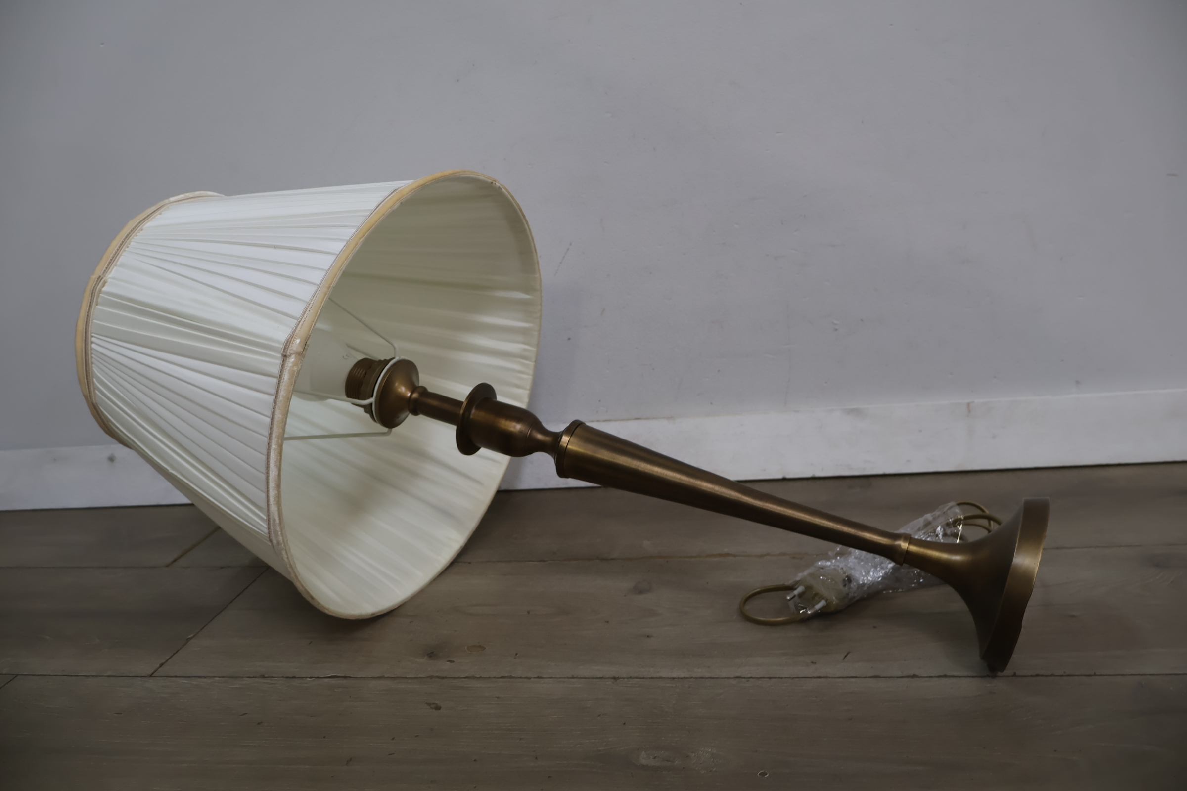Messing tafellamp met witte plissé kap – foto 10 – kavel bij GSD Auctions, Zoeterwoude