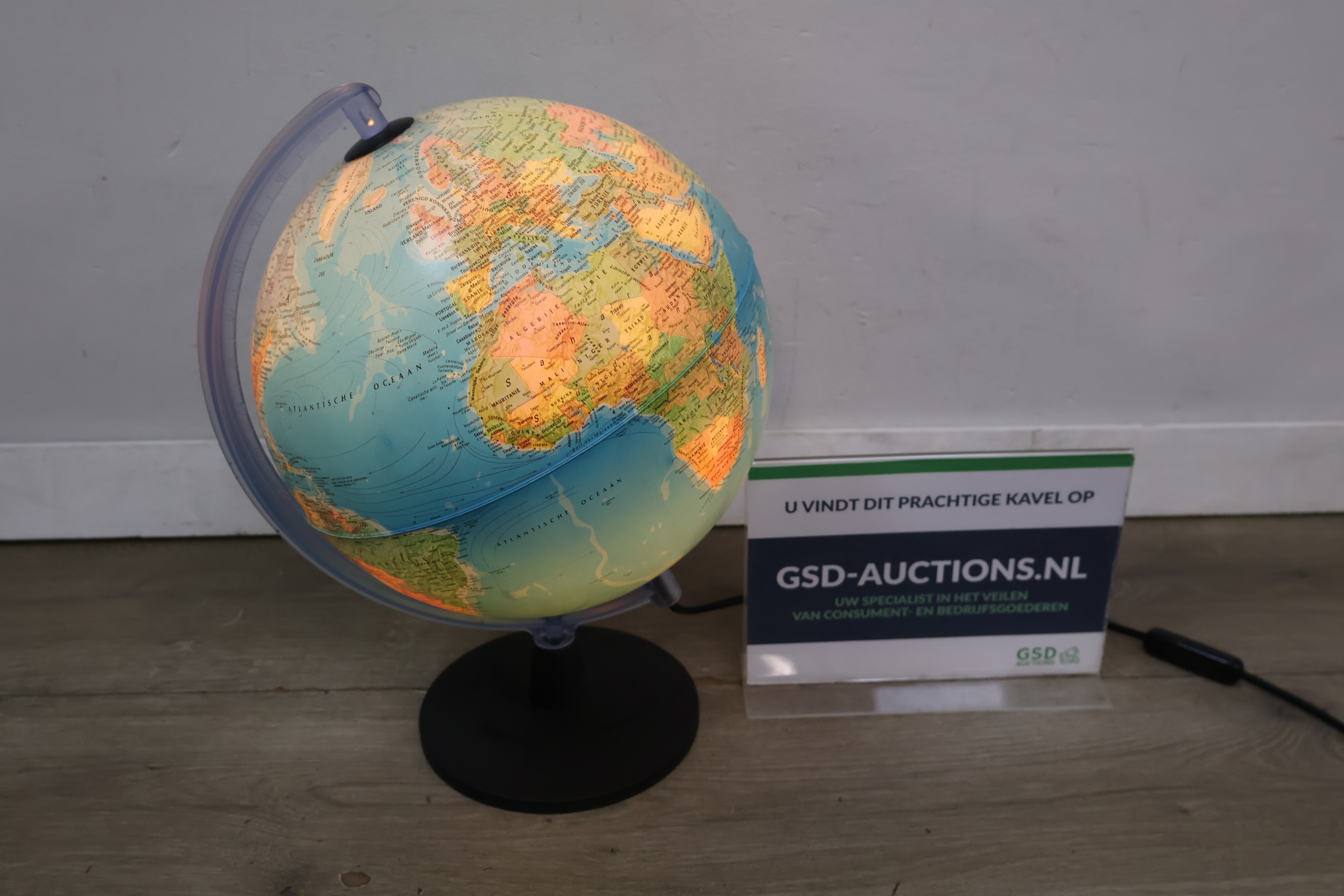 Verlichte wereldbol op standaard – foto 2 – kavel bij GSD Auctions, Zoeterwoude