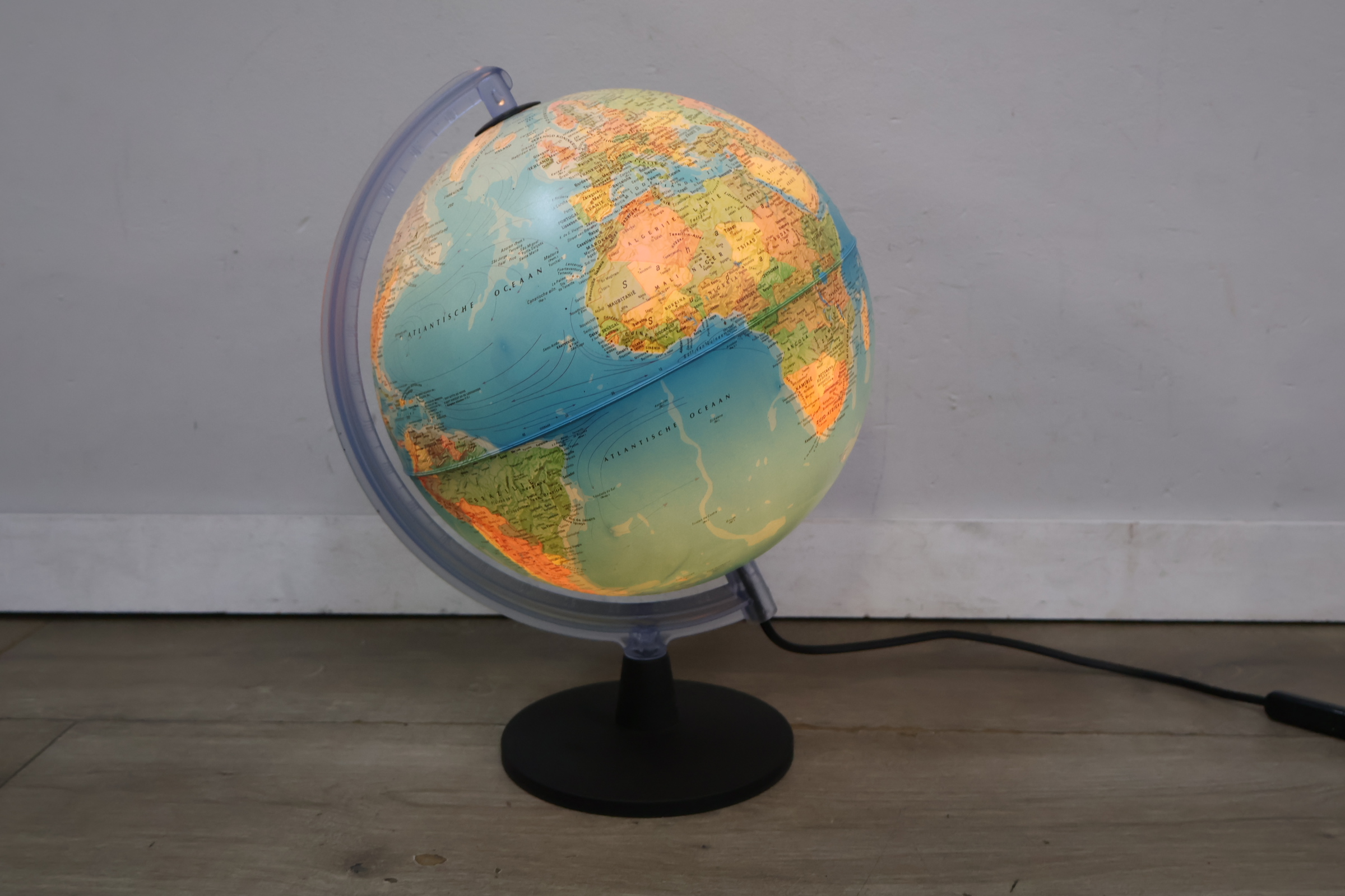 Verlichte wereldbol op standaard – foto 3 – kavel bij GSD Auctions, Zoeterwoude