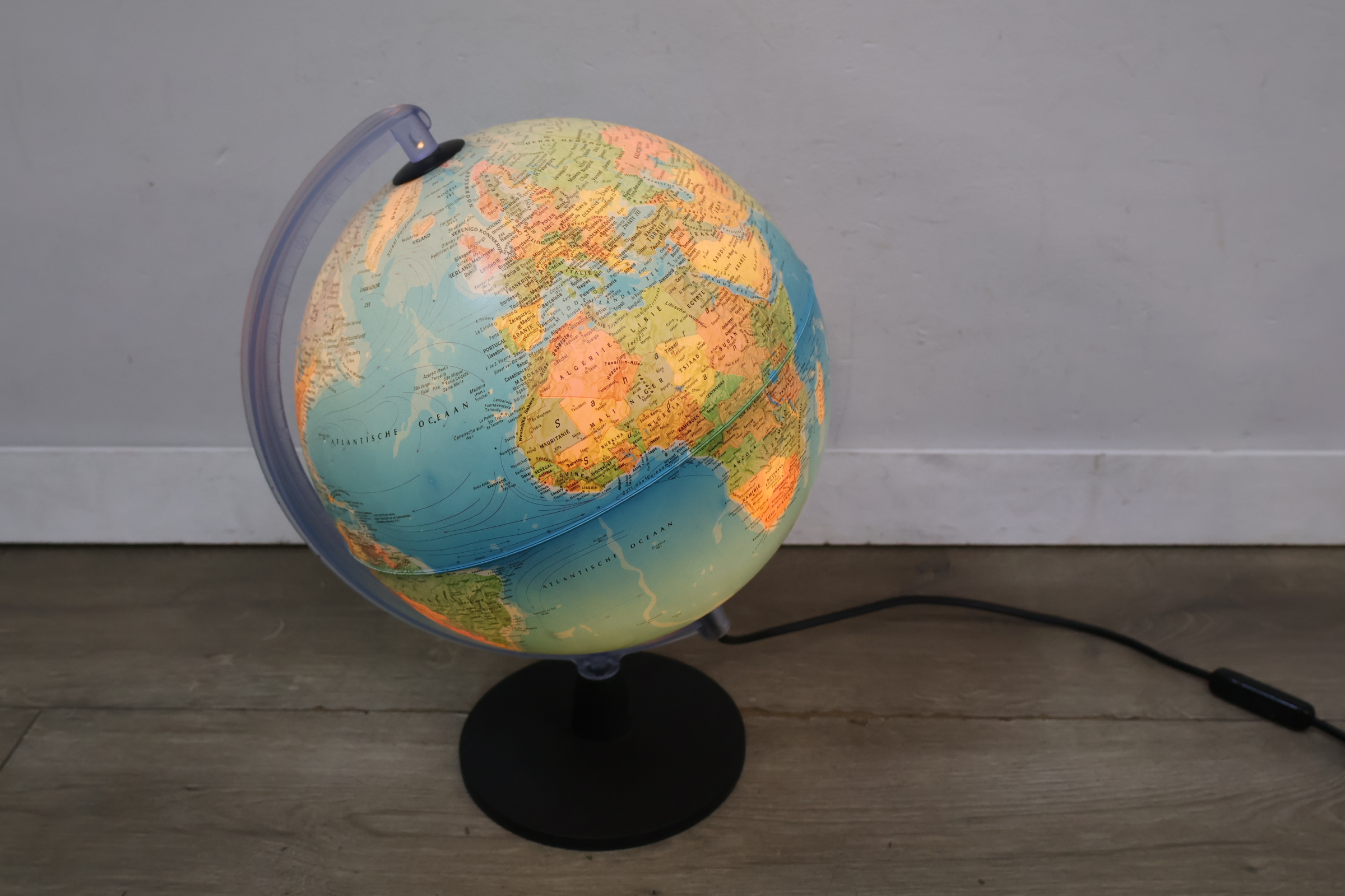 Verlichte wereldbol op standaard – foto 4 – kavel bij GSD Auctions, Zoeterwoude
