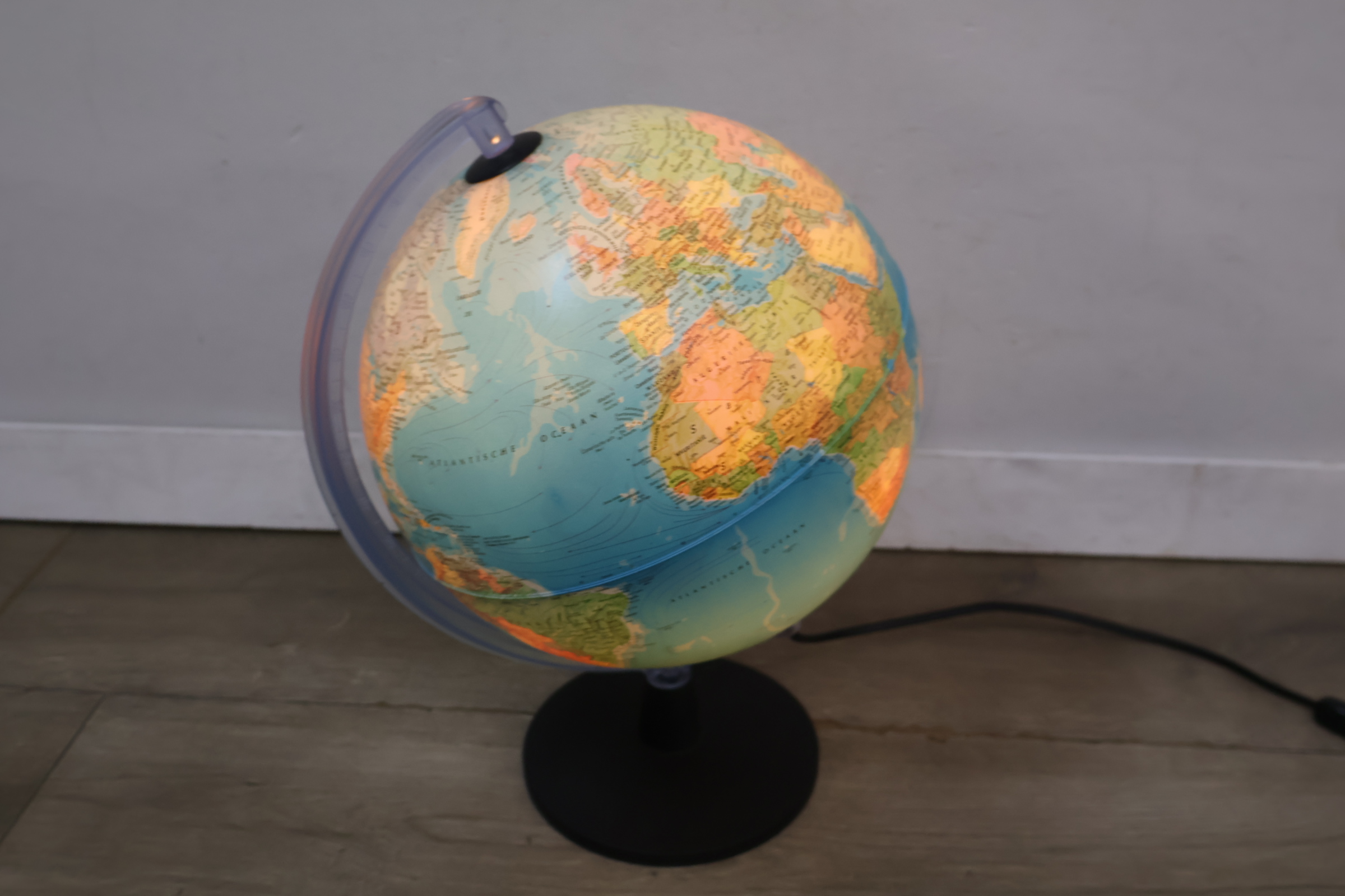 Verlichte wereldbol op standaard – foto 6 – kavel bij GSD Auctions, Zoeterwoude