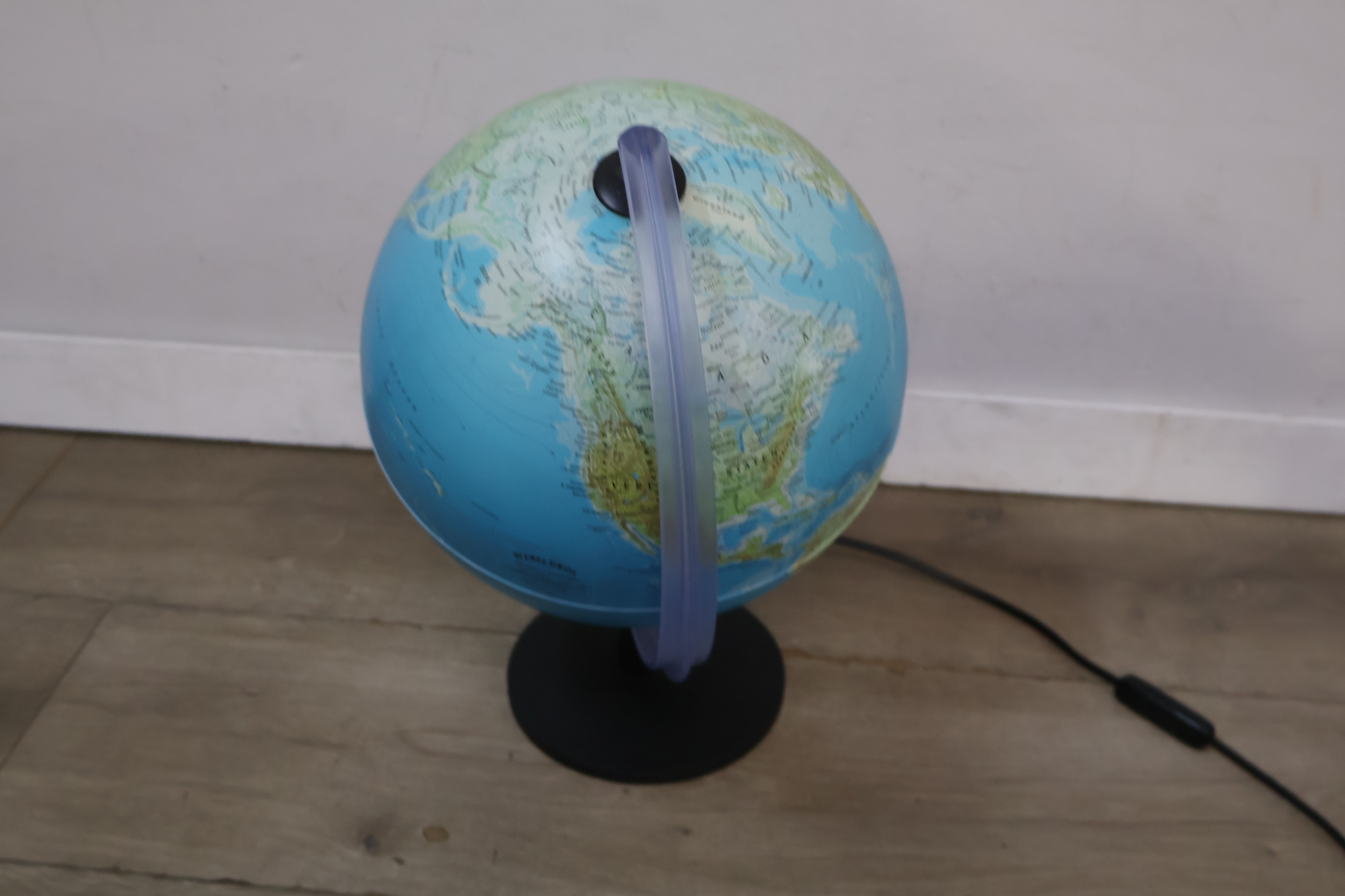 Verlichte wereldbol op standaard – foto 8 – kavel bij GSD Auctions, Zoeterwoude