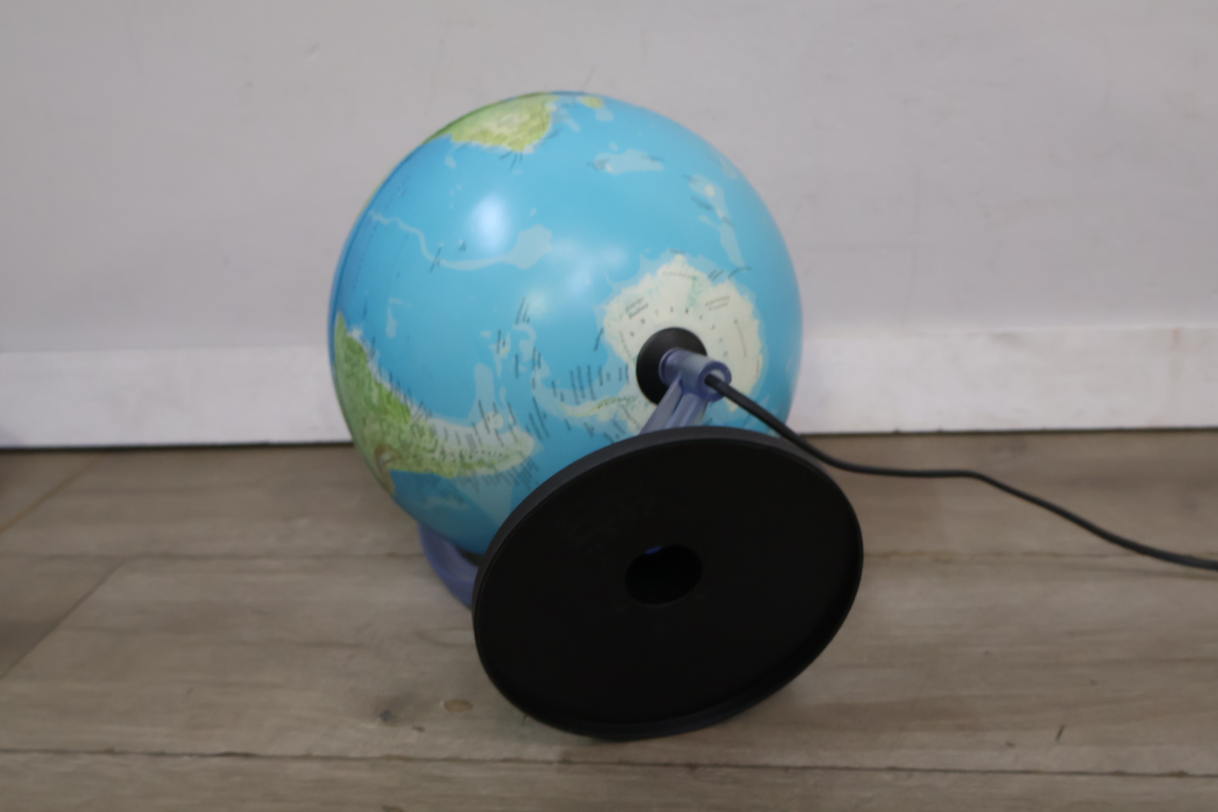 Verlichte wereldbol op standaard – foto 9 – kavel bij GSD Auctions, Zoeterwoude