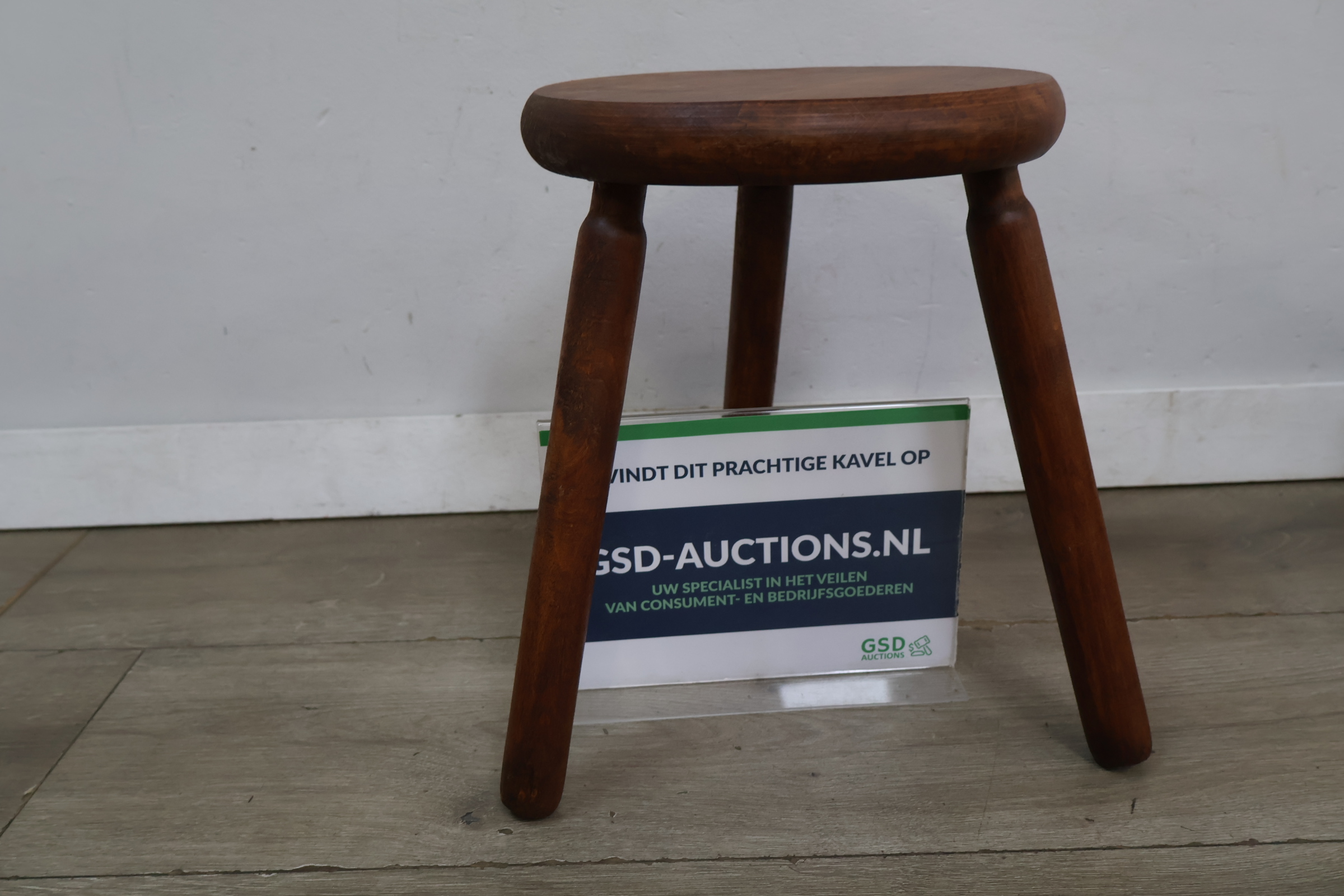 Houten krukje met ronde zitting – kavel bij GSD Auctions, Zoeterwoude