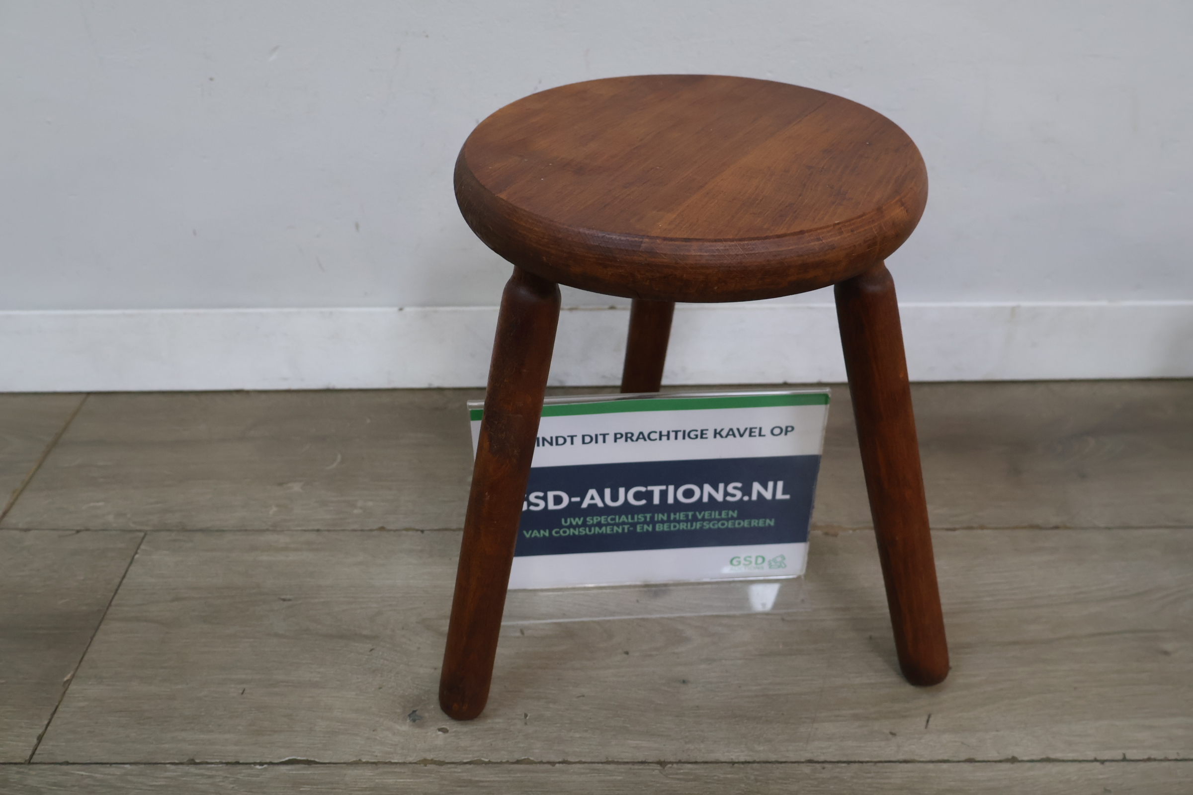 Houten krukje met ronde zitting – foto 2 – kavel bij GSD Auctions, Zoeterwoude