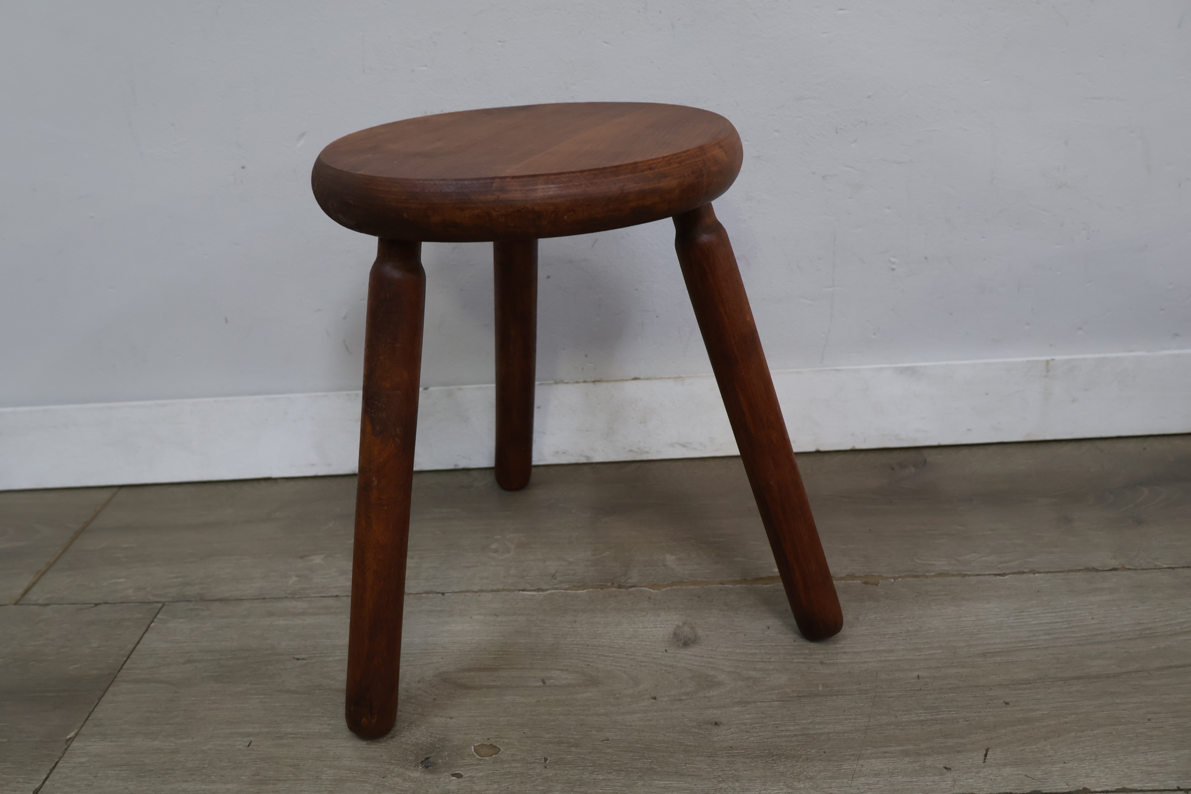 Houten krukje met ronde zitting – foto 3 – kavel bij GSD Auctions, Zoeterwoude